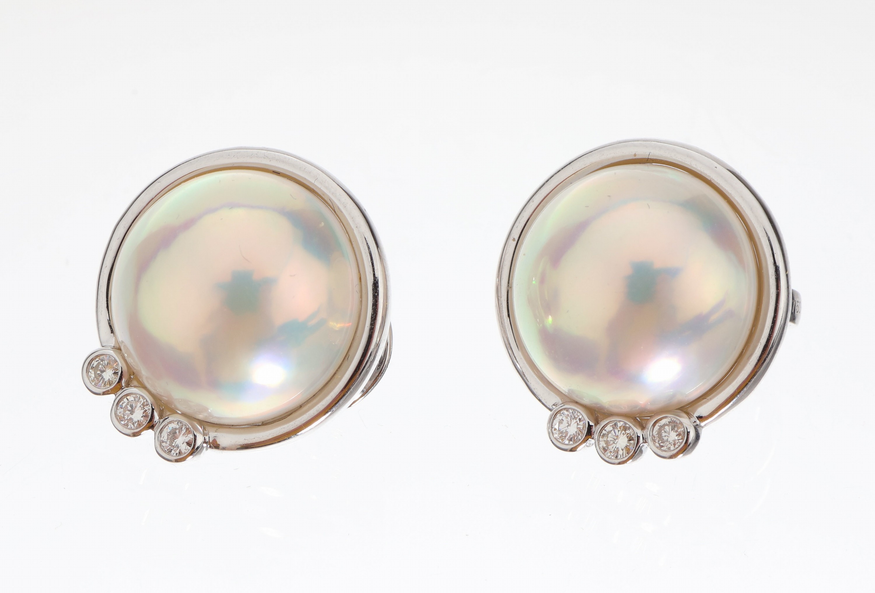Paar 18 kt Gold Mabeperl-Brillant-Ohrstecker/ -clips, WG 750/000, 2 runde Mabeperlen D ca. 16,0 mm, 6 Brillanten zus. ca. 0,24 ct Weiß/si, total ...