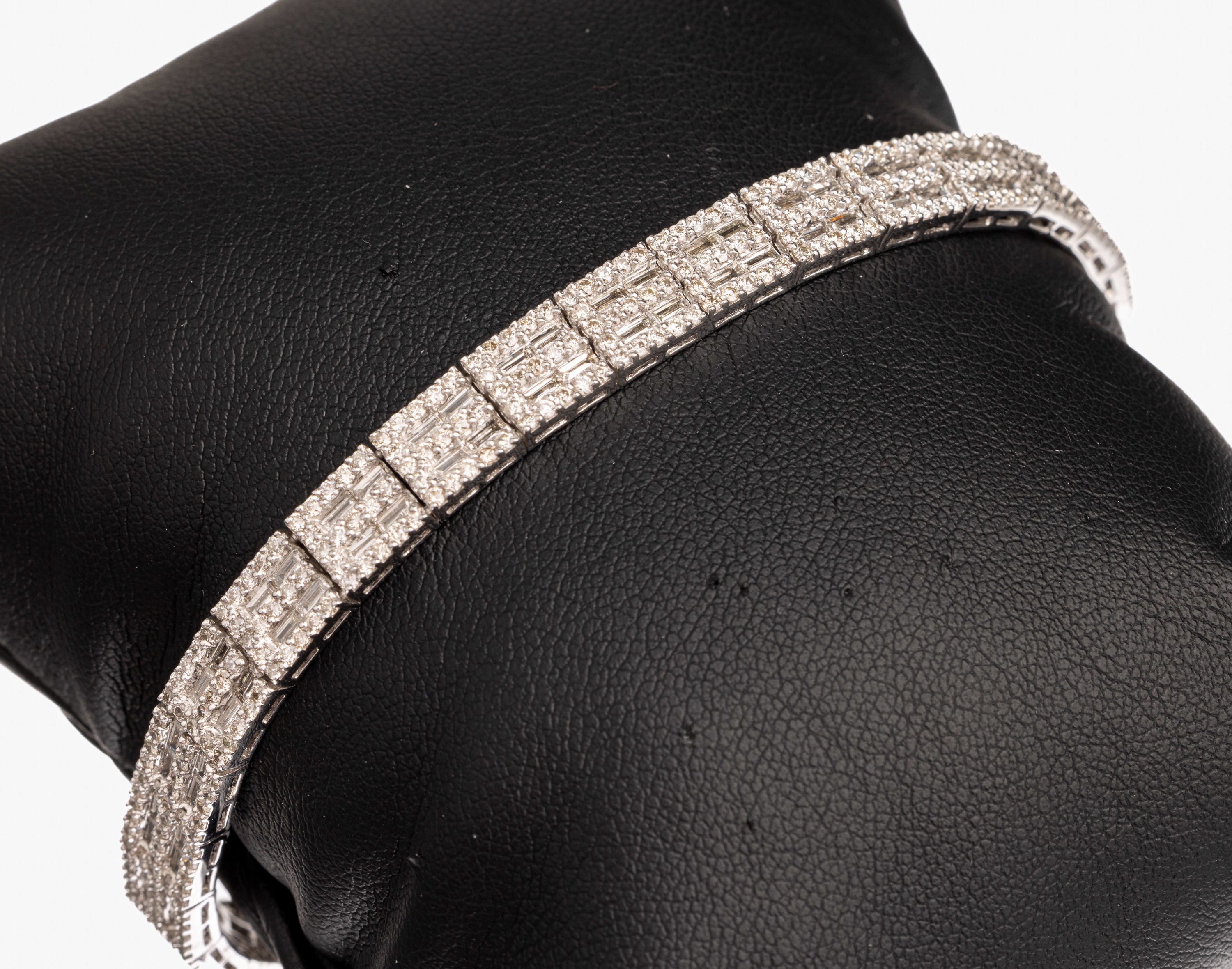Exclusives 18 kt Gold Diamant Armband, WG 750/000, Diamantbaguettes zus. ca. 6.89 ct grav. Weiß/si, L. ca. 18 cm, Kastenschloß mit ...