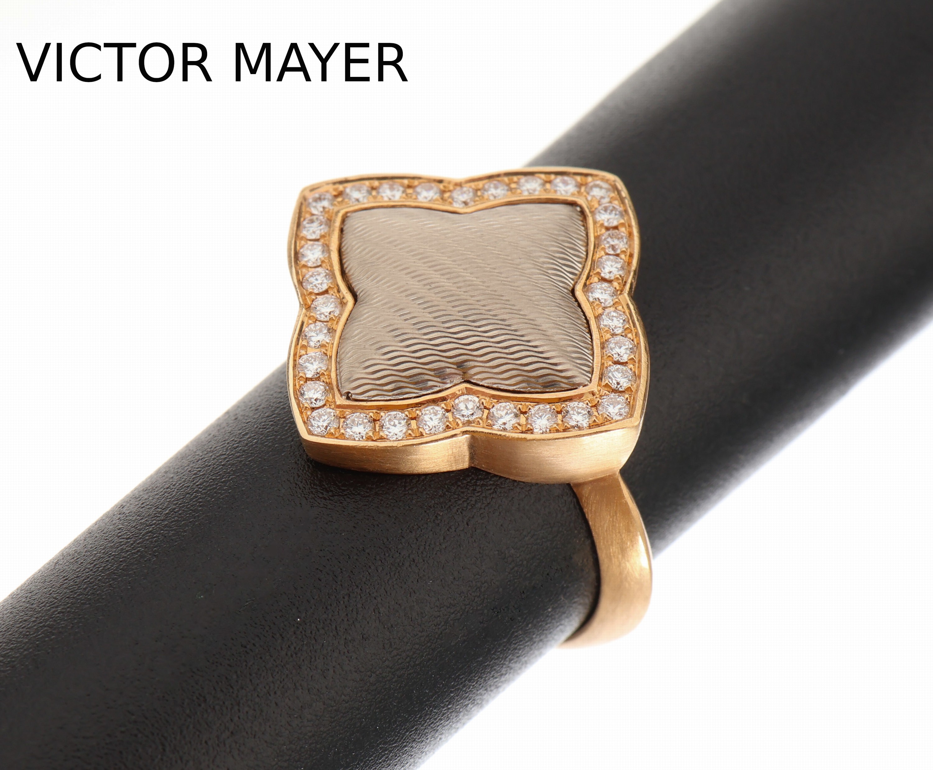 18 kt Gold Brillant-Ring, GG 750/000, Meistermarke VICTOR Mayer, Oberfläche strukturiert, limit. Auflage hier Nr. 7/150, Brillanten zus. ca. 0.36 ...