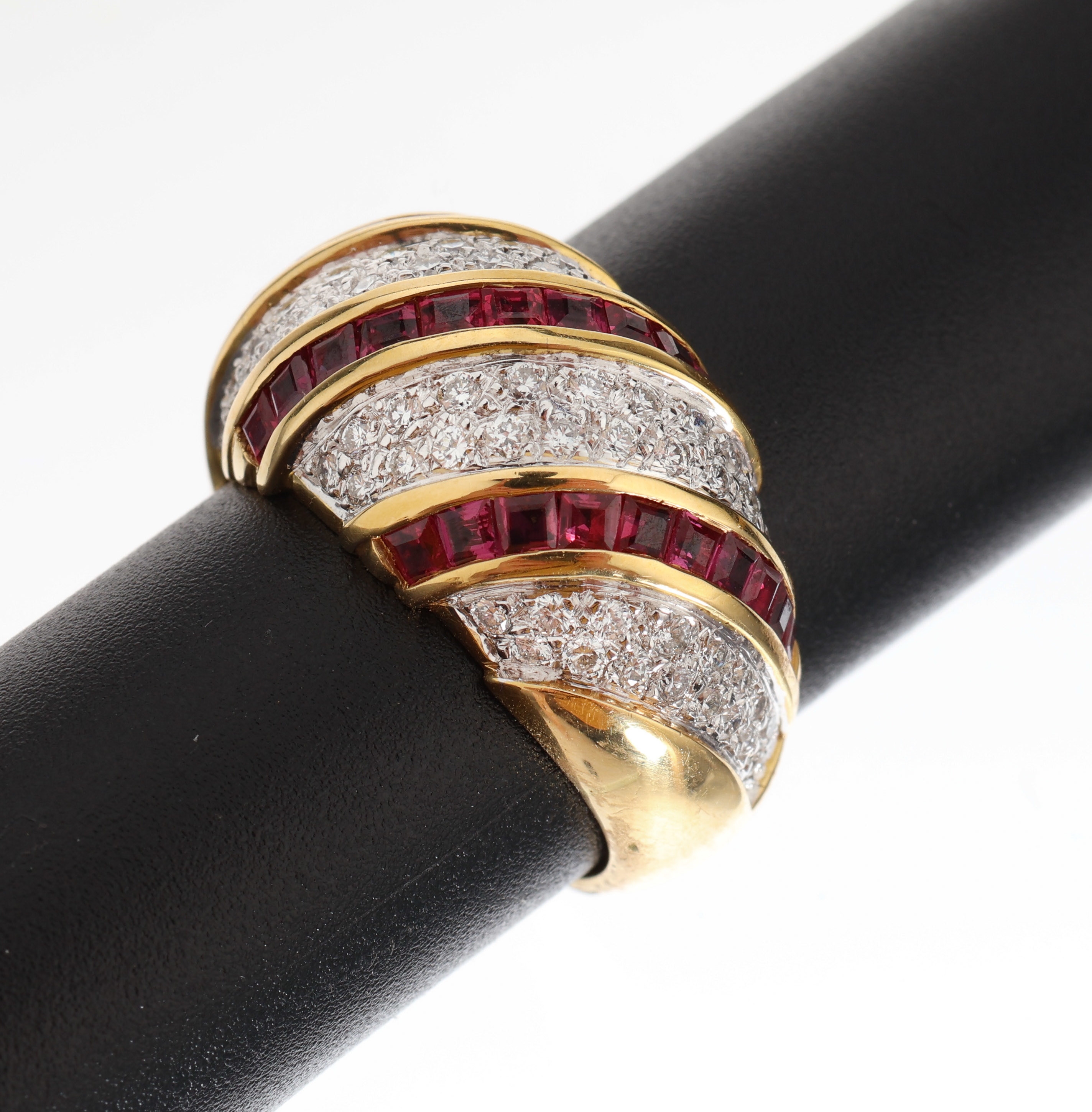 18 kt Gold Rubin-Brillant-Ring, GG/WG 750/000, Rubin-Carrees zus. ca. 1.95 ct, Brillanten in WG gefaßt zus. ca. 0.81 ct Weiß/si, grav., ca. 10.4 ...