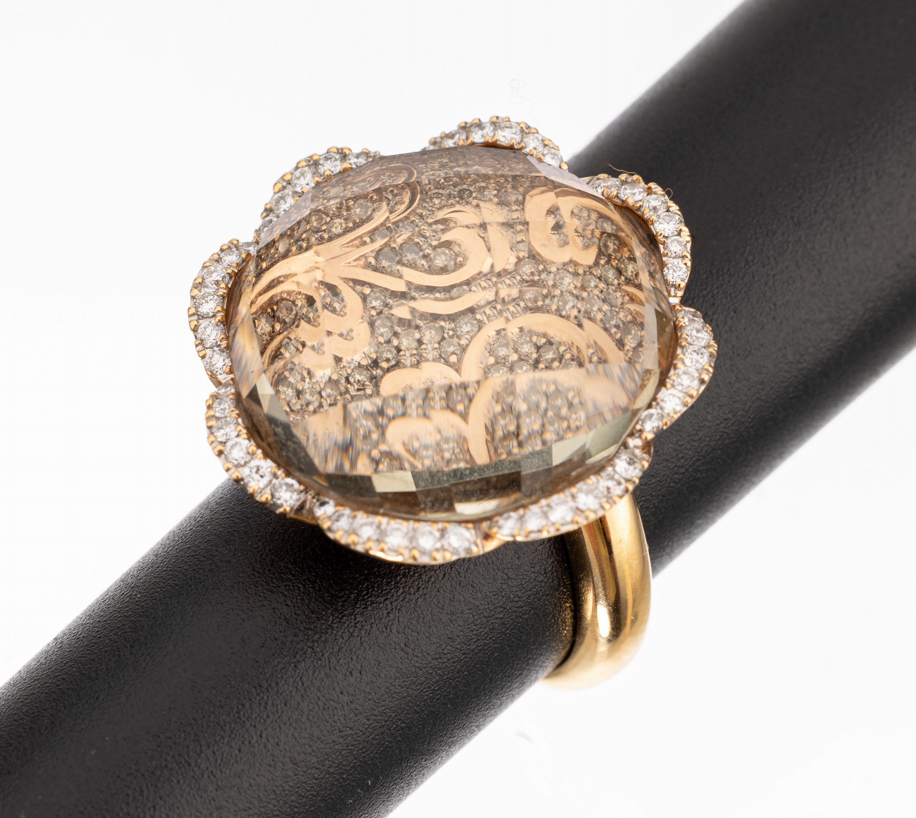 18 kt Gold Brillant-Bergkristall-Ring, GG 750/000 Blütenförmig besetzt mit Brillanten zus. ca. 1.10 ct Weiß/si mit aufgelegten GG Ornamenten und ...