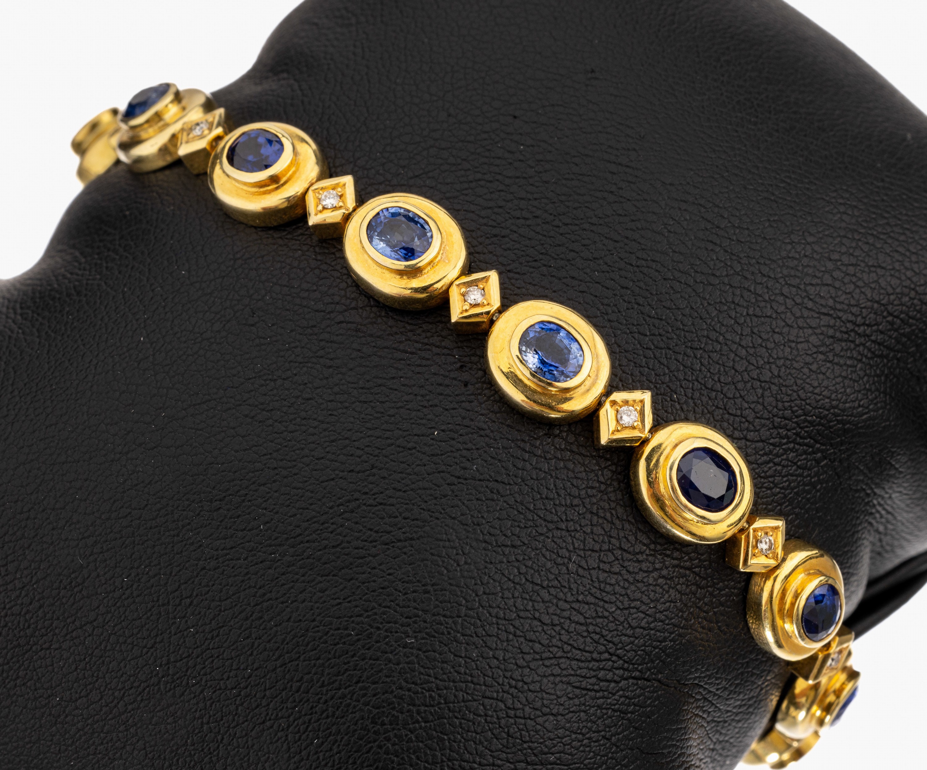 14 kt Gold Saphir-Diamant-Armband, GG 585/000, besetzt mit 14 ovalfacett Saphiren zus. ca. 7.20 ct, 14 Diamanten zus. ca. 0.16 ct Weiß/si, L. ca. ...