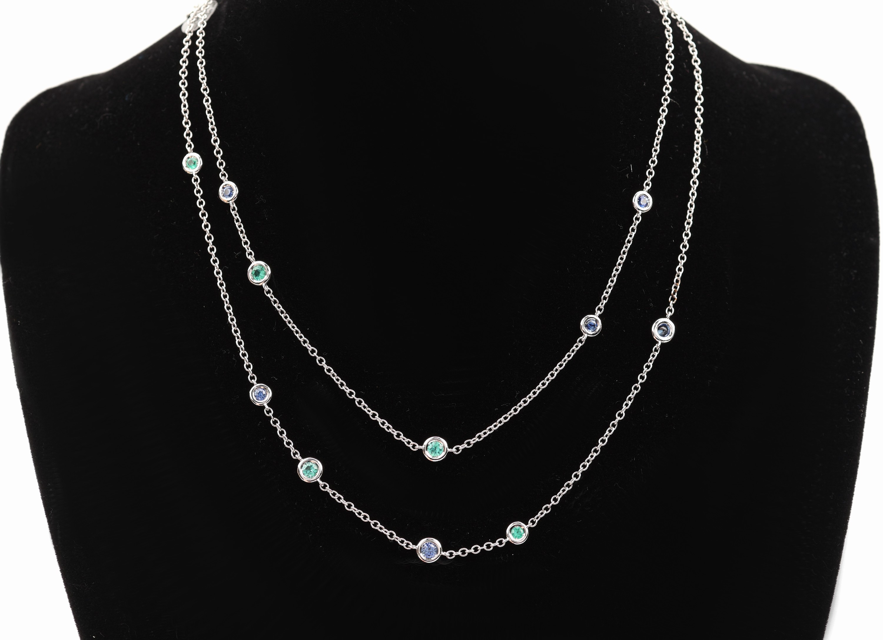 18 kt Gold Farbstein-Collier, WG 750/000, 9 rundfacett. Saphire zus. ca. 0,78 ct, 7 rundfacett. Smaragde zus. ca. 0,36 ct, total ca. 7,5 g, L. ca. ...