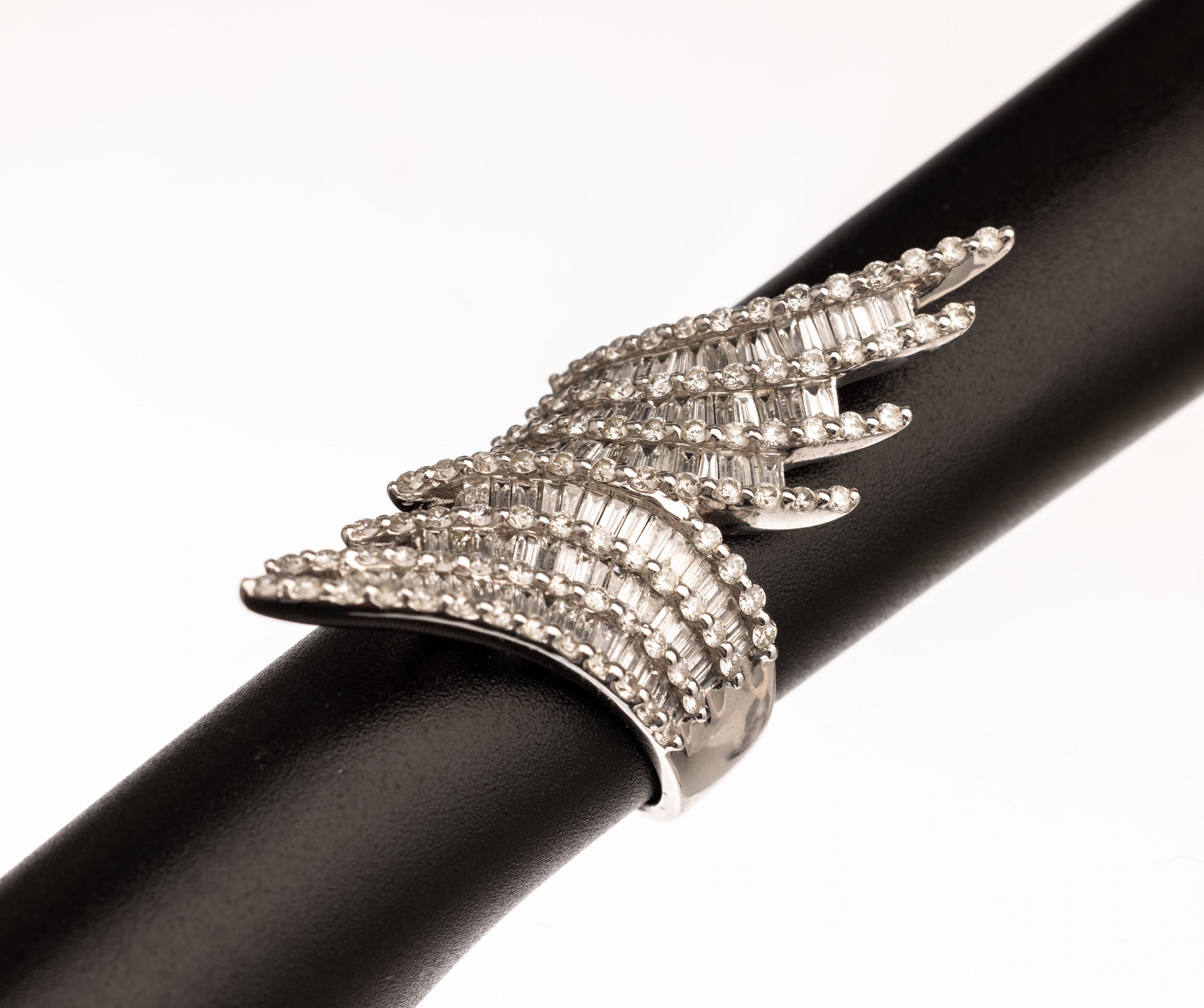 Extravaganter 18 kt Gold Diamant-Ring, WG 750/000, Diamantbaguettes und Brillanten zus. ca. 4.0 ct Weiß/si, RW 55, ca. 13.5 g