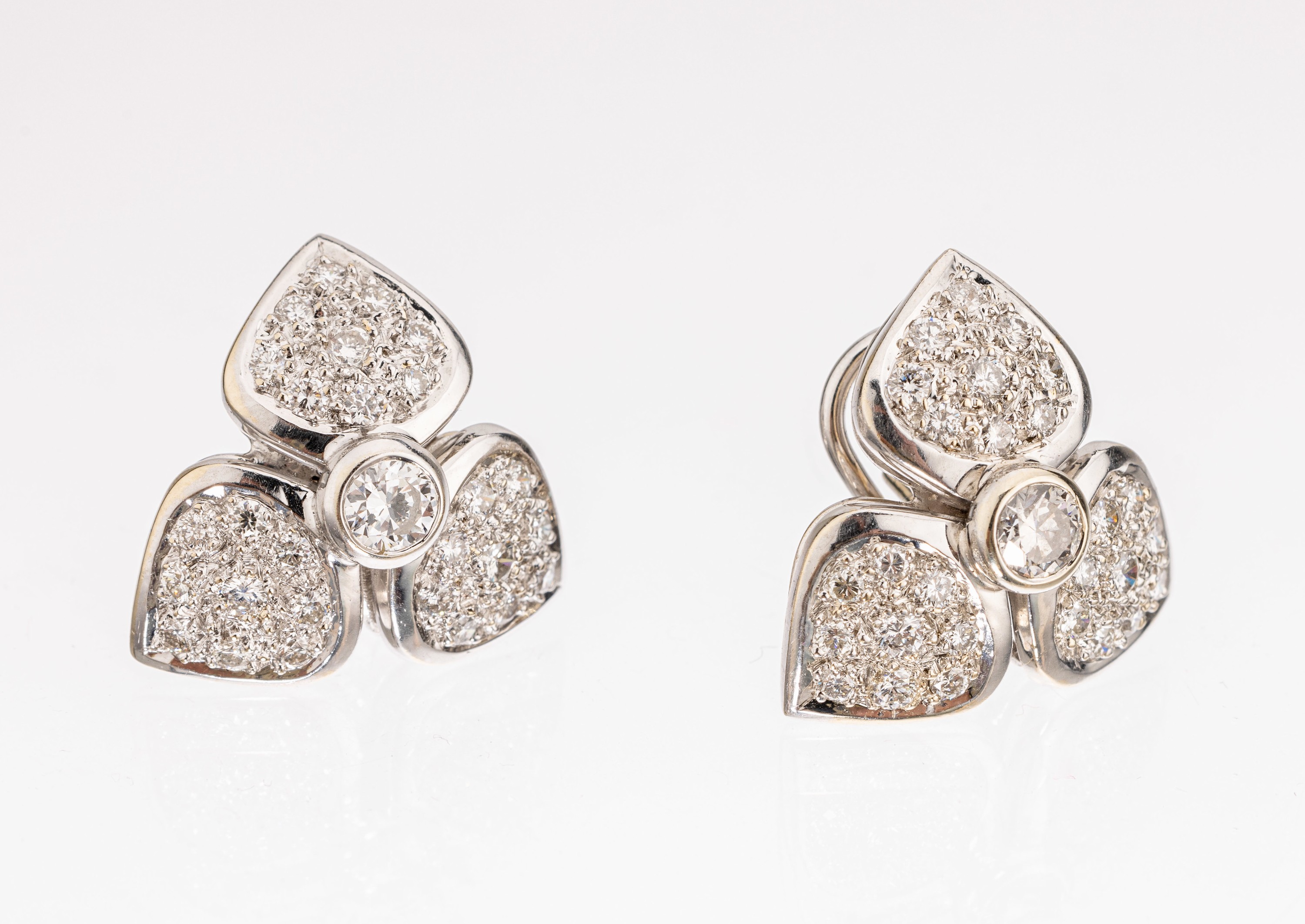 Paar 18 kt Gold Brillant-Ohrringe, WG 750/000, bes. mit Brillanten zus. ca. 2.00 ct Weiß/si, ca. 12.3 g, Clipbrisur