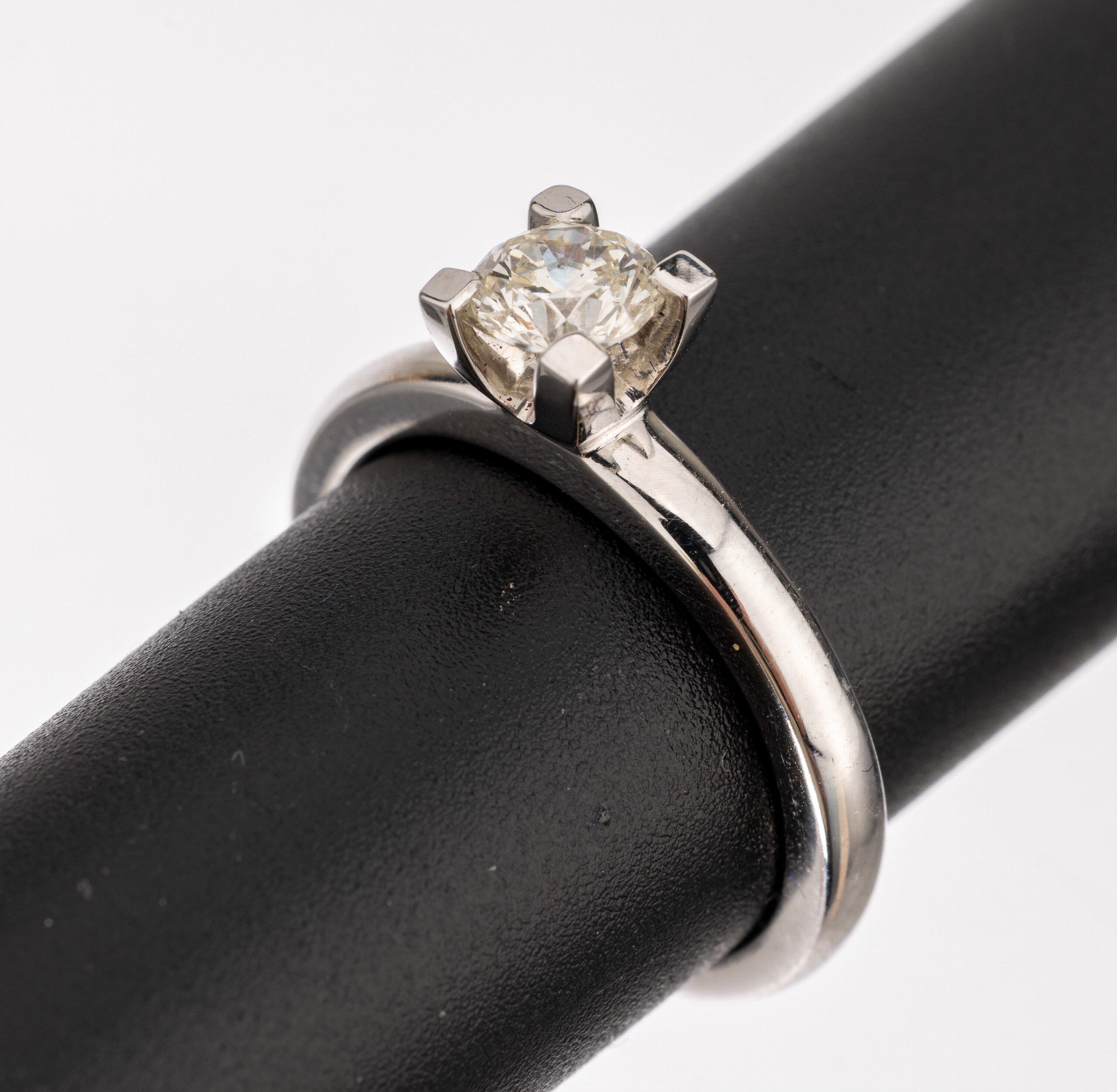 18 kt Gold Brillant-Ring, WG 750/000, 1 Brillant ca. 0.64 ct Weiß/si1, RW 55, ca. 6.0 g