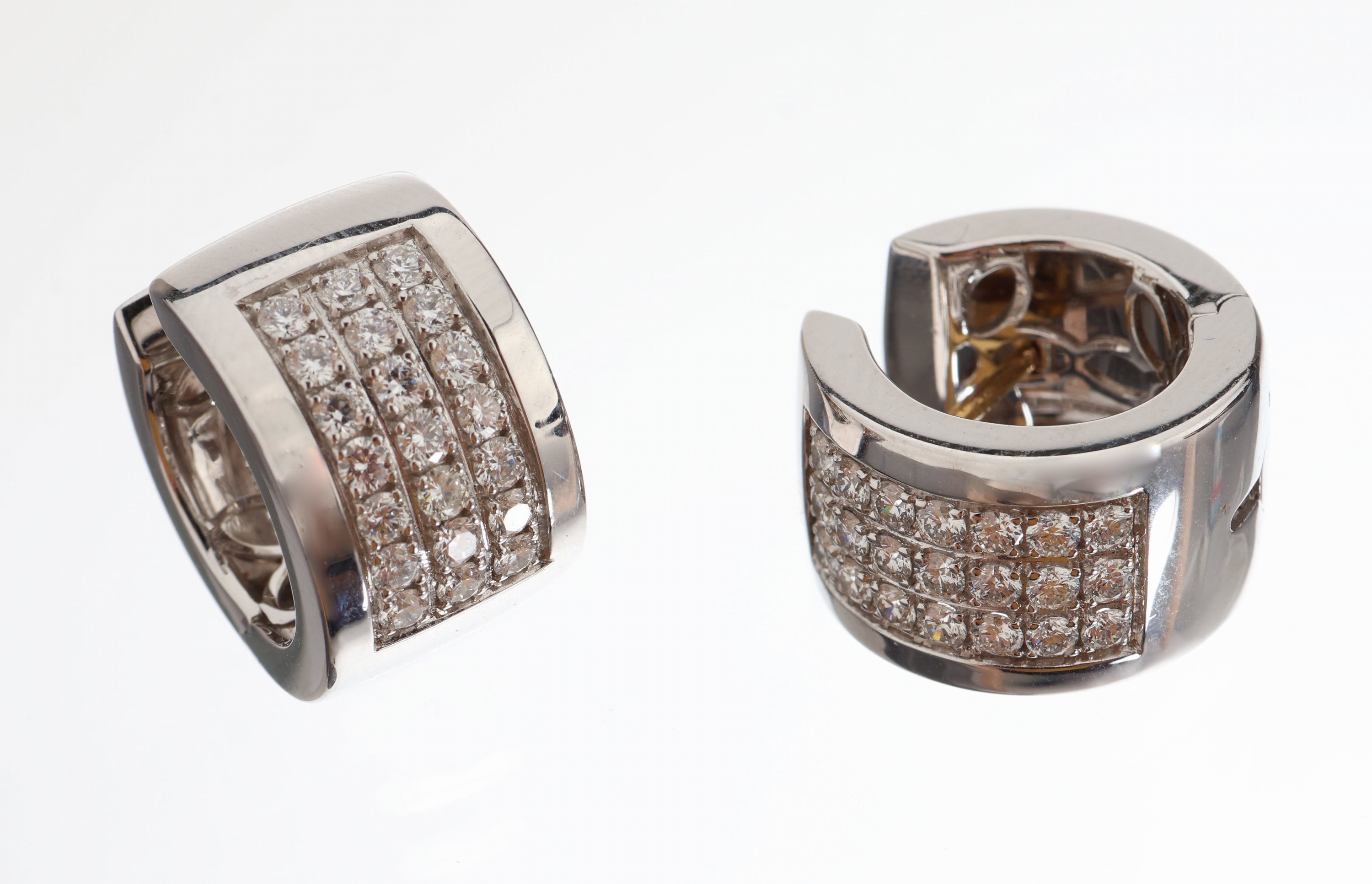 Paar 18 kt Gold Brillant-Ohrringe, WG 750/000, 42 Brillanten zus. ca. 1,06 ct Weiß/si, total ca. 16,4 g, D ca. 1,5 cm