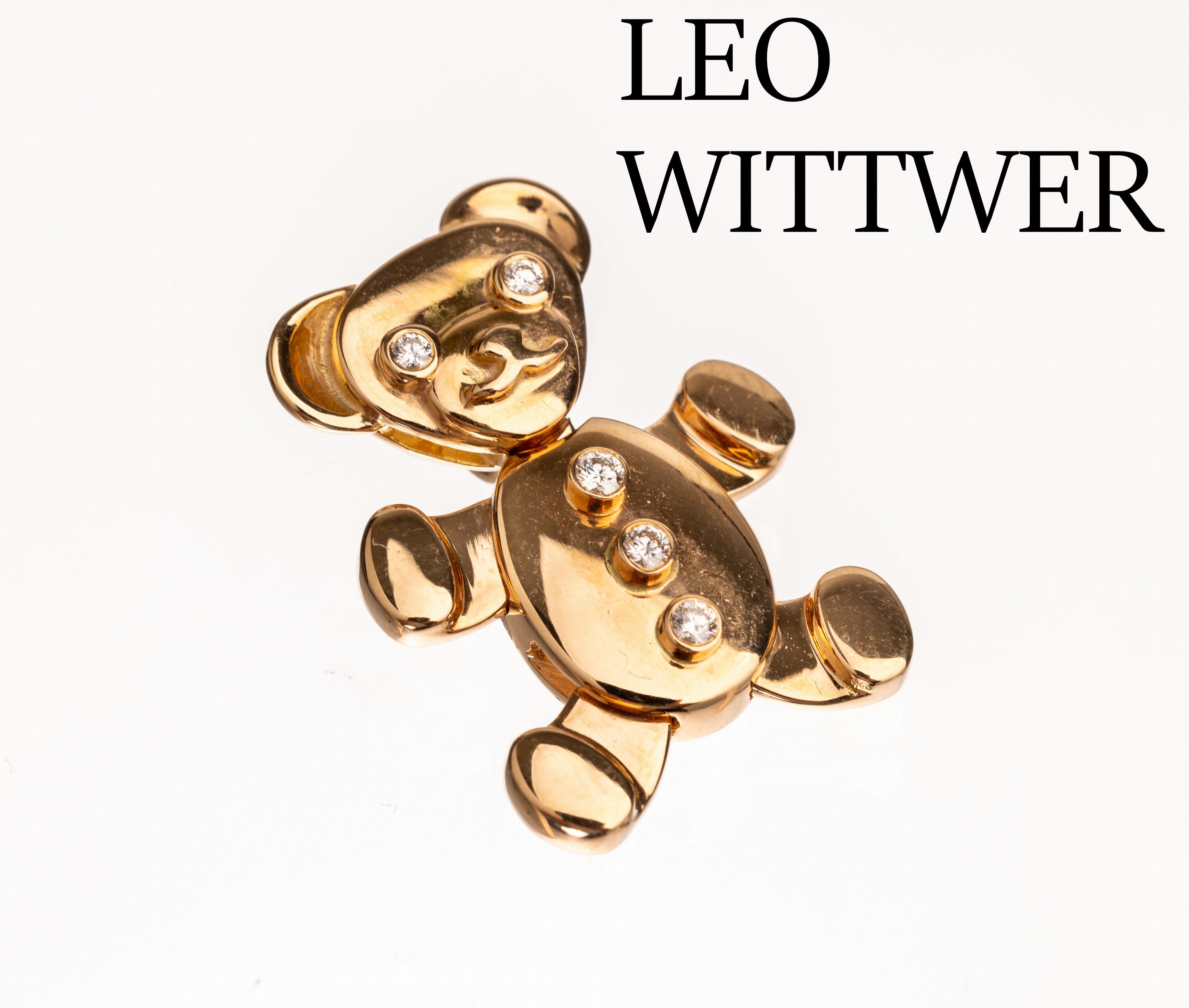 18 kt Gold LEO WITTWER Anhänger "Teddy", RoseG 750/000, 5 Brillanten zus. ca. 0.12 ct grav. Weiß/si, Gliedmaßen bewegl., ca. 2 cm, ...