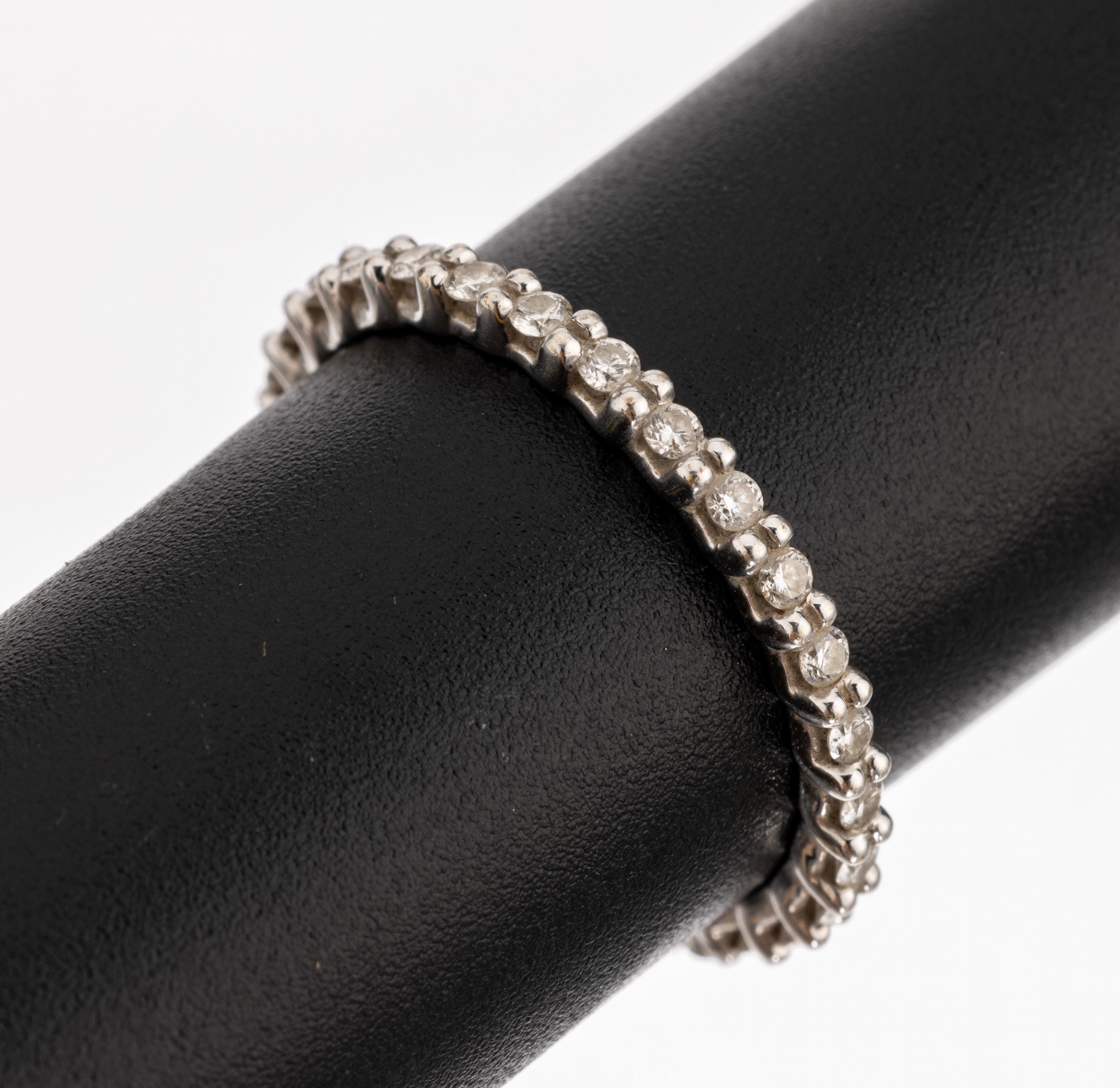 9 kt Gold Brillant-Memoryring, WG 375/000, Brillanten zus. ca. 0,30 ct Weiss-l.get.Weiss/ si-p, total ca. 2,0 g, RW 58