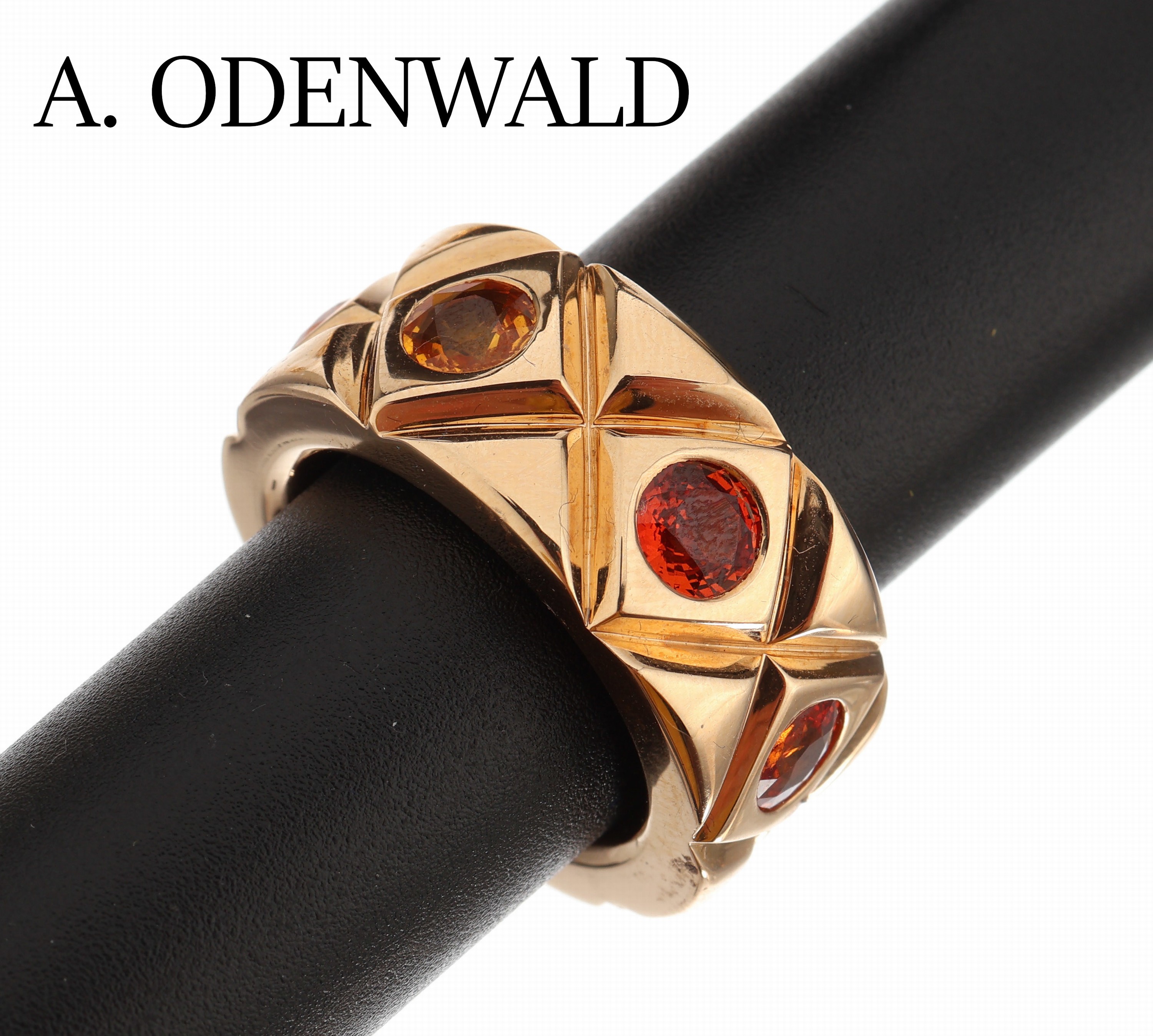 18 kt Gold Saphir-Ring, RG 750/000, Meistermarke A. ODENWALD, 7 rundfacett. orangefarb. Saphire zus. ca. 4,42 ct, ca. 28.1g, RW 53