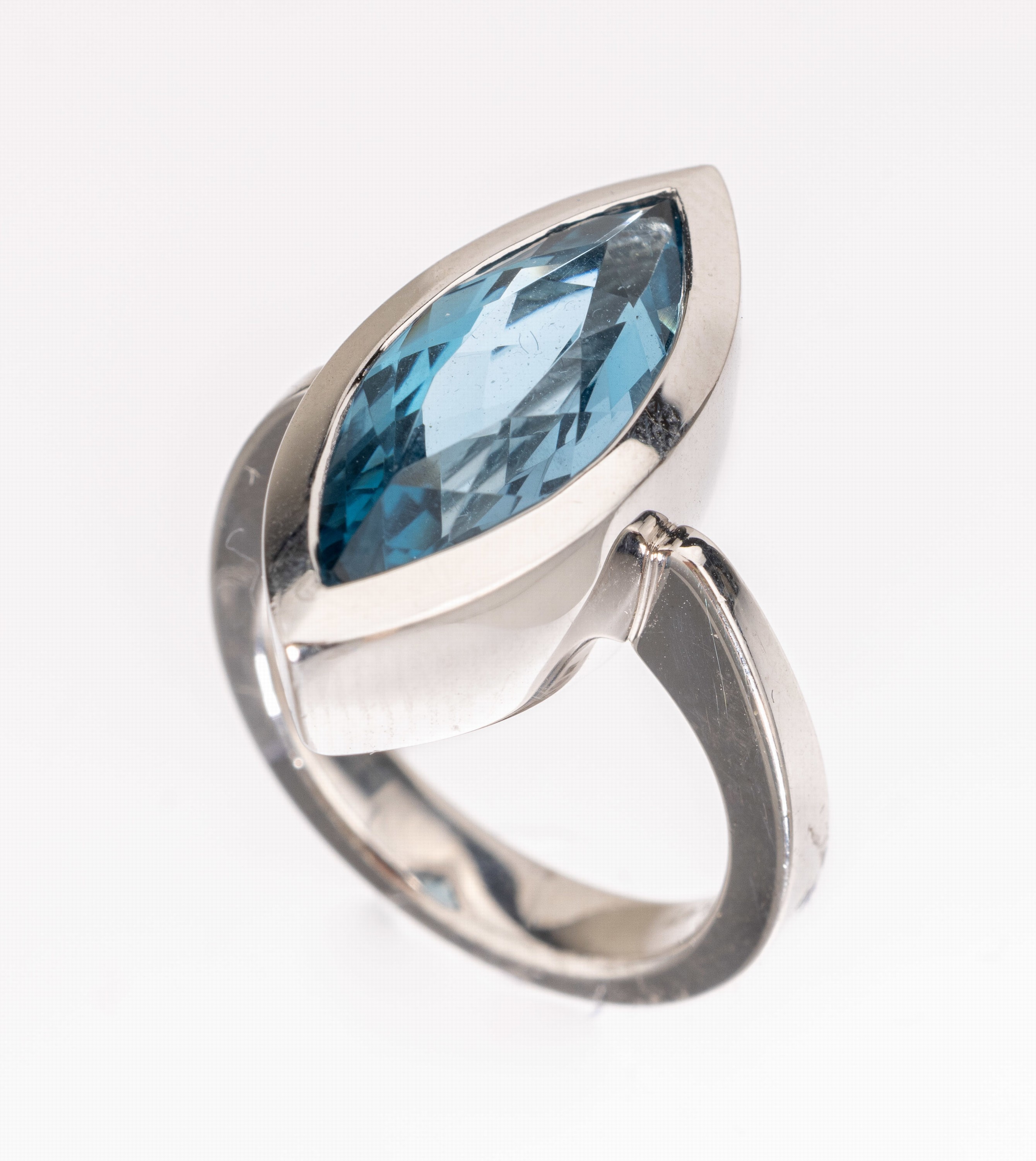 18 kt Gold Topas-Ring, WG 750/000, facett. Blautopasnavette (beh.) ca. 5.45 ct, ca. 15.7 g, RW 54