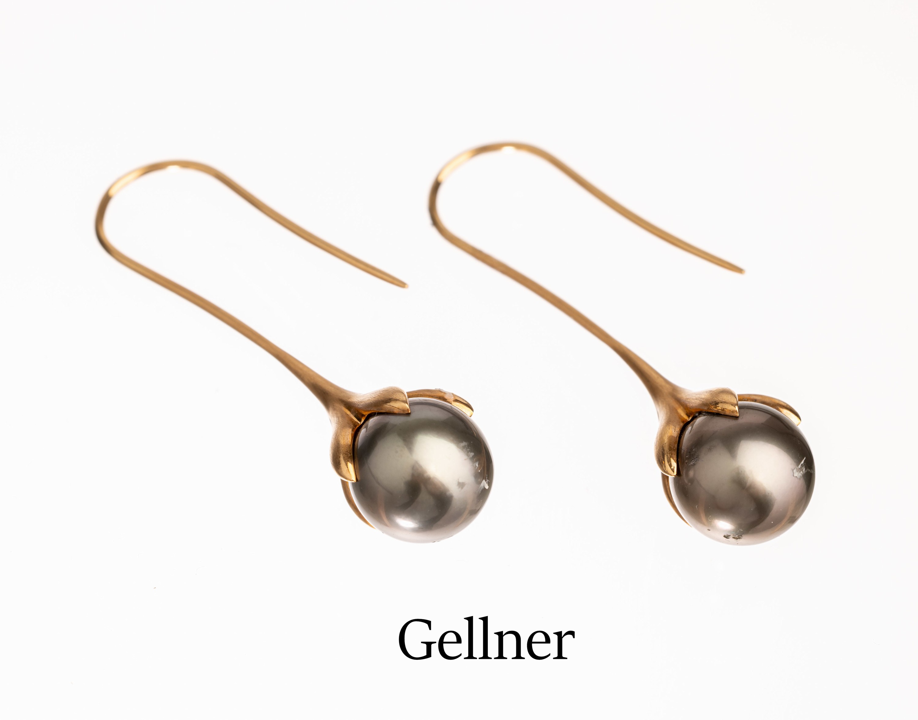 Paar 18 kt Gold GELLNER Perl-Ohrgehänge, RoseG 750/000, 2 anthrazitfarb. Tahitizuchtperlen ca. 10.5 - 11.0 mm, schönes Lüster, L. ca. 4 cm, ca. ...
