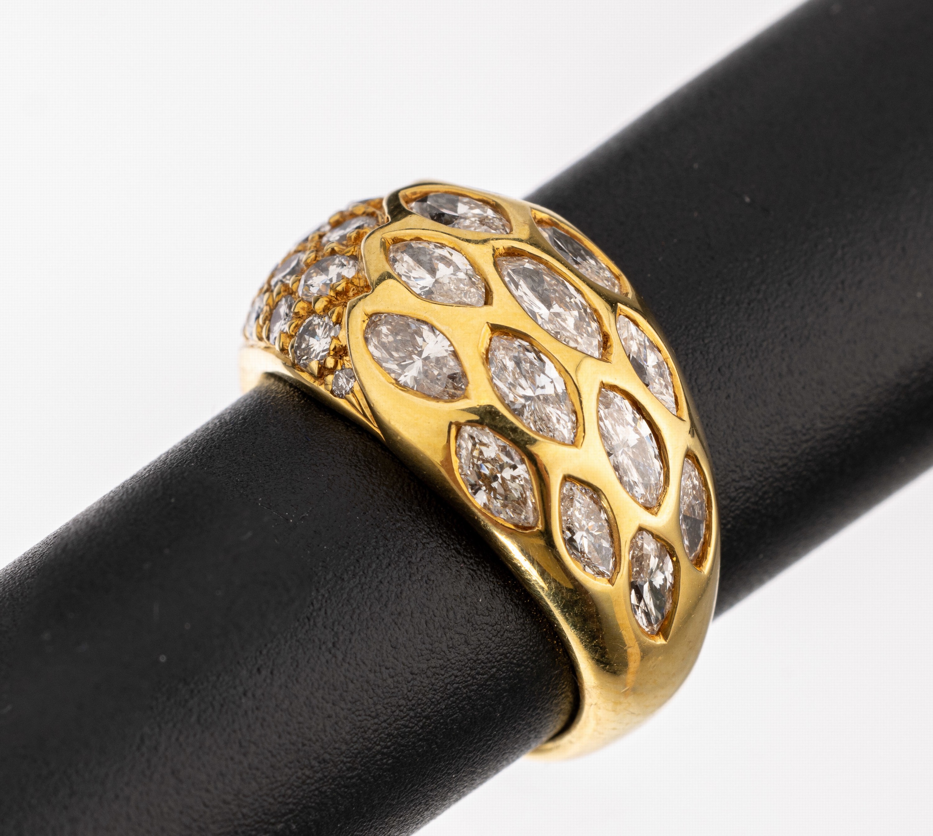 18 kt Gold Diamant-Ring, GG 750/000, besetzt mit 13 Diamantnavettes und 16 Brillanten zus. ca. 2.14 ct Weiß/si, RW 53, ca. 8.4 g