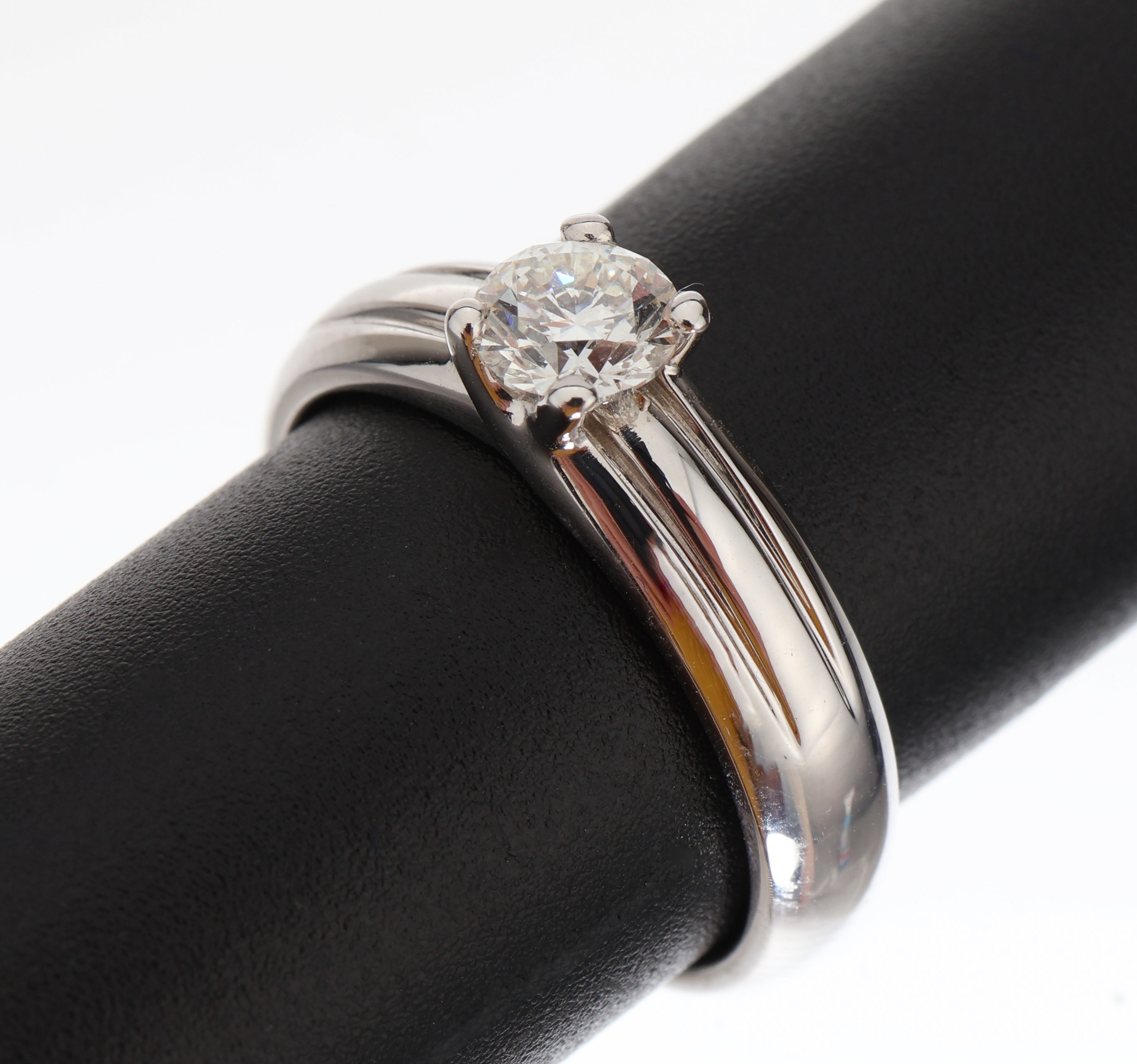 18 kt Gold Brillant-Ring, WG 750/000, Brillant ca. 0.51 ct Weiß/si, ca. 7.3 g, RW 53