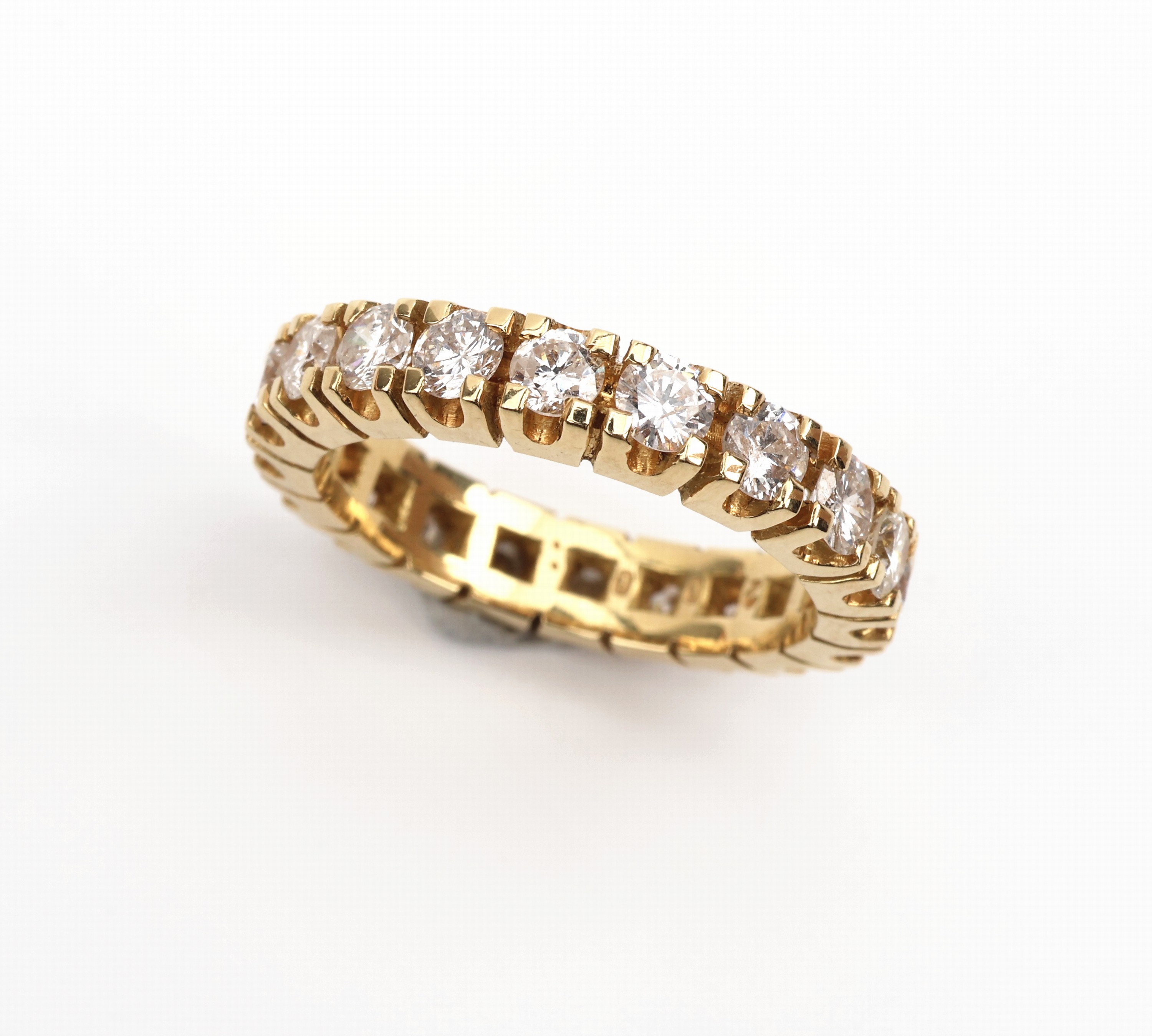 Detail b: 18 kt Gold Brillant-Ring, GG 750/000, 20 Brillanten zus. ca. 2.0 ct Weiß/si, RW 52, ca.5.8 g