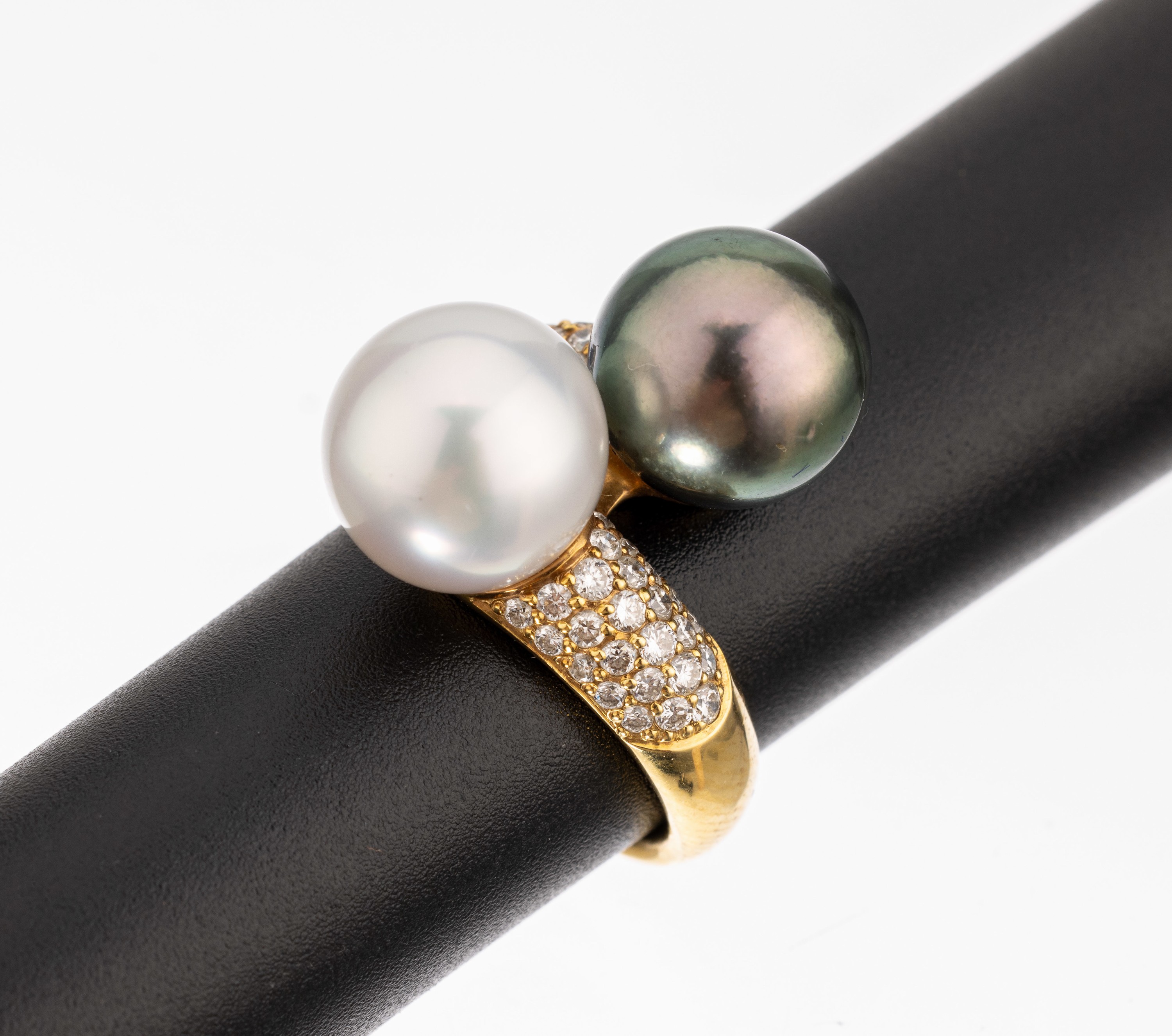 18 kt Gold Zuchtperl-Brillant-Ring, GG 750/000, eine Süßwasserzuchtperle und Tahitizuchtperle, D. ca. 11 mm, Ringschultern besetzt mit Brillanten ...