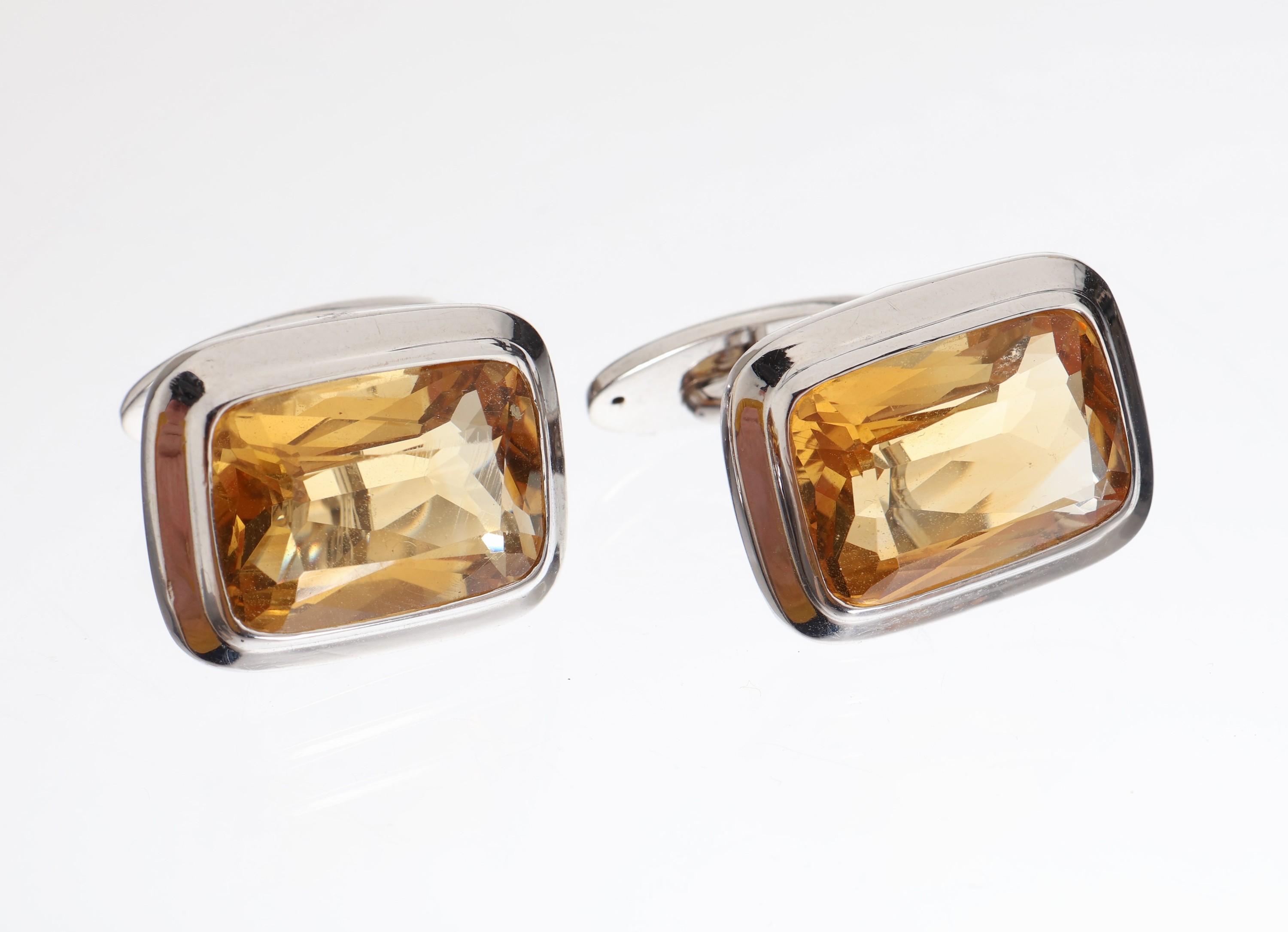 Paar 14 kt Gold Citrin-Manschettenknöpfe, WG 585/000, 2 Citrine im Emerald Cut zus. ca. 16,0 ct, total ca. 11,1 g