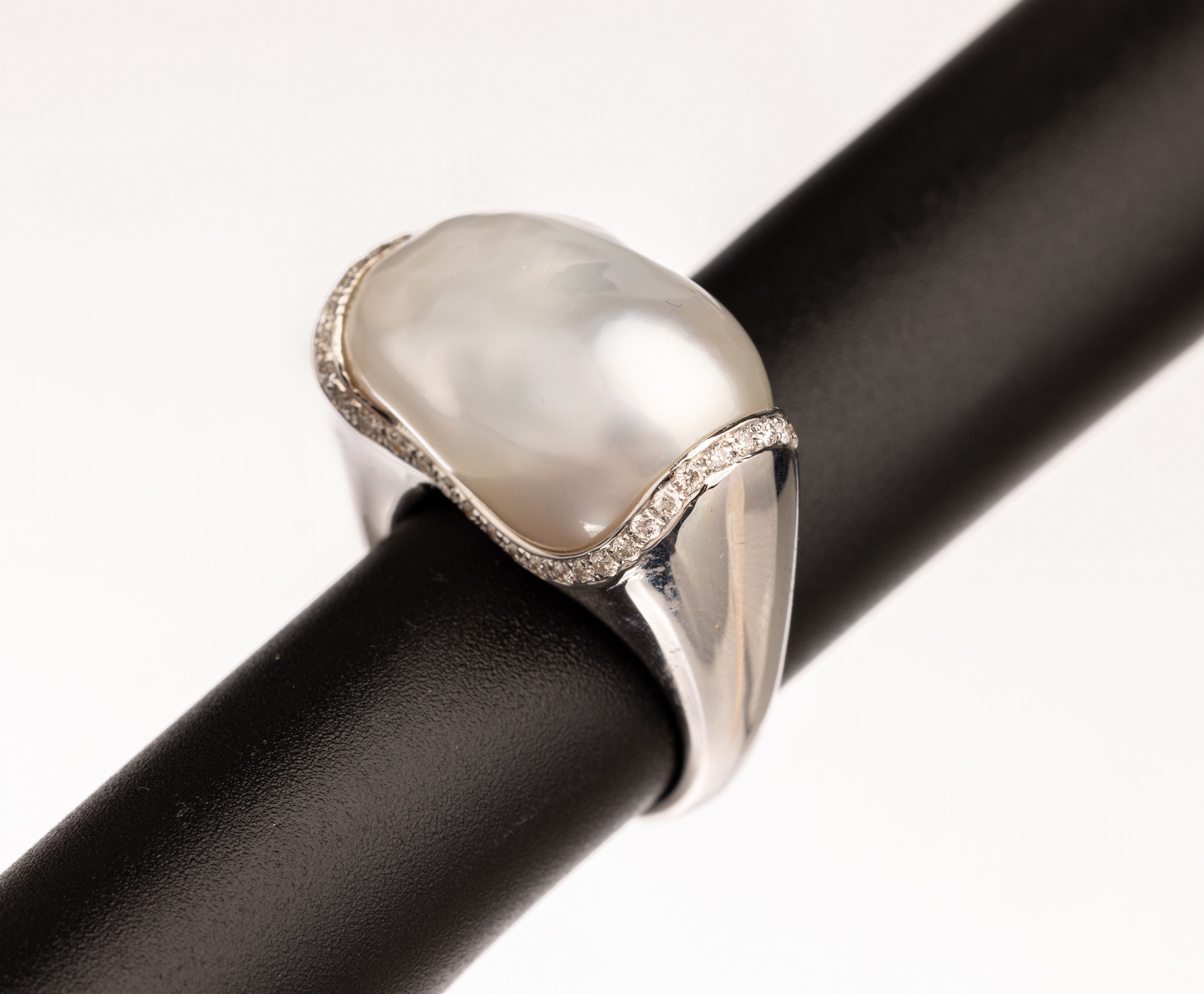 18 kt Gold Perl-Brillant-Ring, WG 750/000, weiße, barocke Südseezuchtperle, schönes Lüster, Brillanten zus. ca. 0.65 ct Weiß/si, RW 54, ca. 15 g