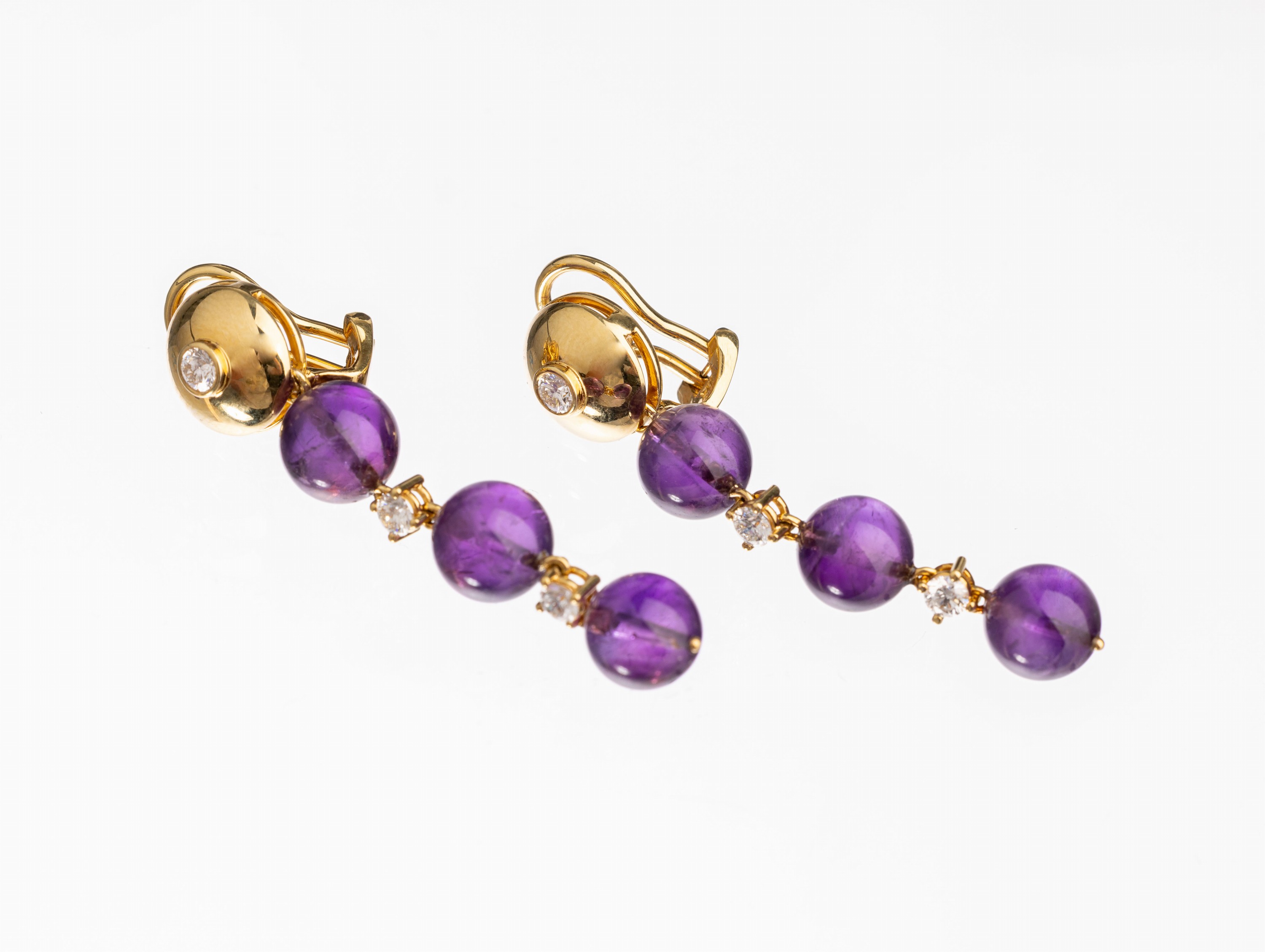 Paar 18 kt Gold Amethyst Brillant Ohrclips, GG 750/000, 6 Amethystkugeln ca. 7.8 mm, 6 Brillanten zus. ca. 0.58 ct Weiß/si, grav., L. ca. 5 cm, ca. ...