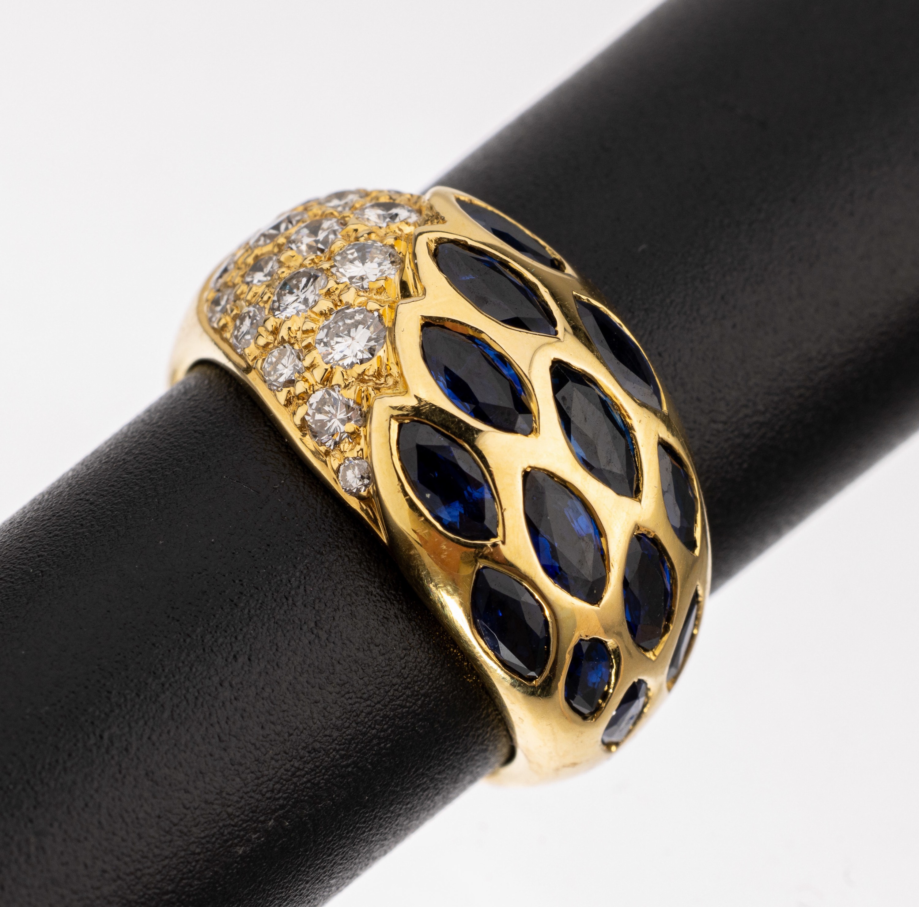 18 kt Gold Saphir-Brillant-Ring, GG 750/000, besetzt mit 13 Saphirnavettes zus. ca. 2.01 ct und 18 Brillanten zus. ca. 0.60 ctWeiß/si, RW 53