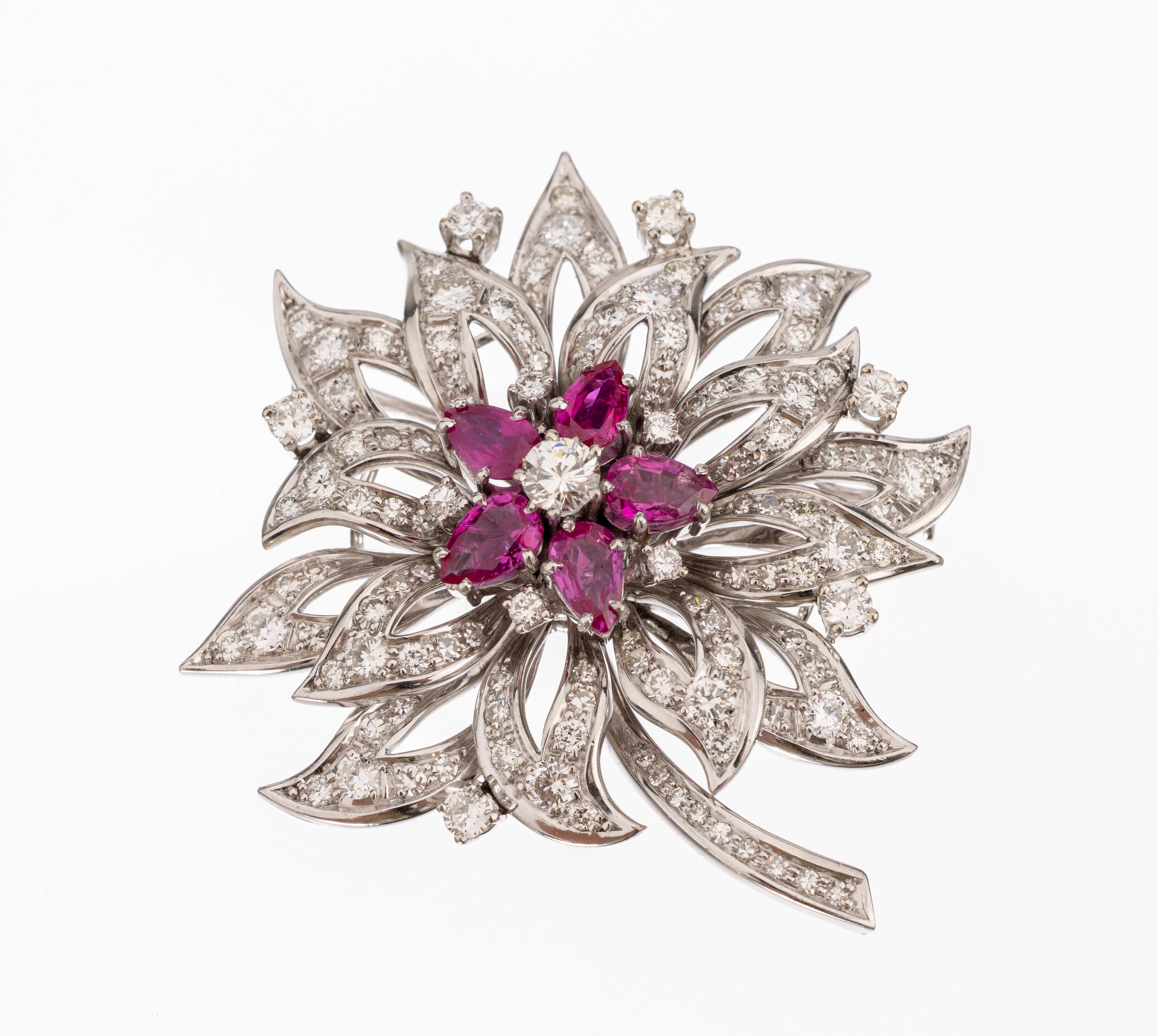 18 kt Gold Rubin Brillant Brosche, WG 750/000, floral, 5 facett. Rubintropfen zus. ca. 0.50 ct, Brillanten zus. ca. 2.0 ct Weiß/si, ca. 22.1 g