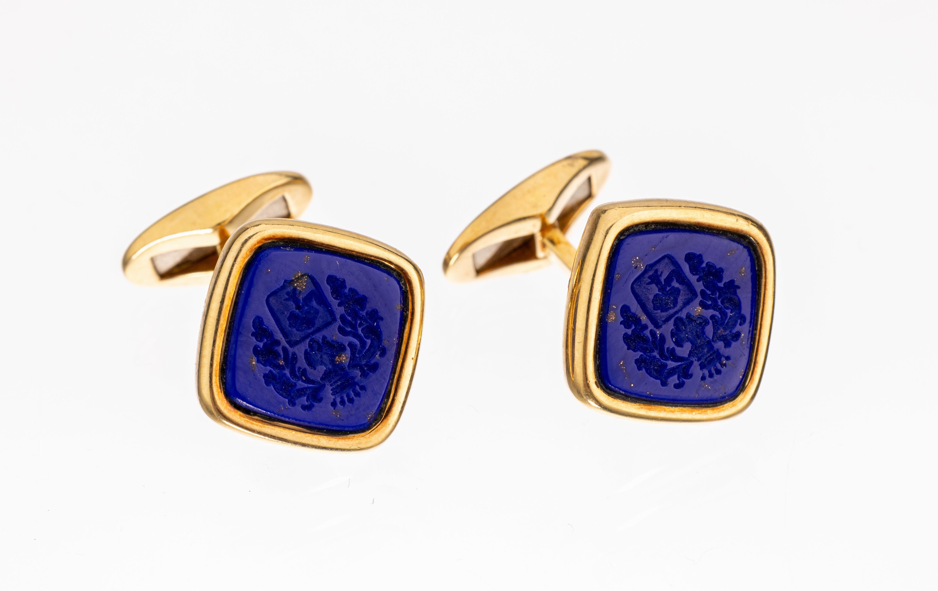 Paar 18 kt Gold Lapis-Manschettenknöpfe, GG 750/000, Lapislazuliplatten von feiner Farbe mit Adelswappengravur, 5-zackige Krone und Lorbeerkranz, ...