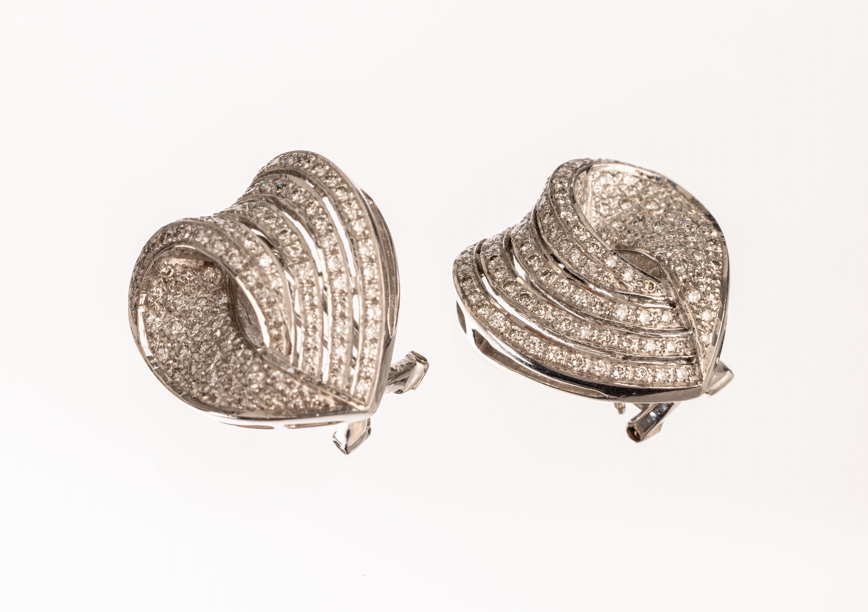 Paar 18 kt Gold Diamant Ohrstecker, WG 750/000, herzförm., Diamanten zus. ca. 0.83 ctWeiß/si, Stecker klappbar mit Clipbrisur, ca. 12.1 g