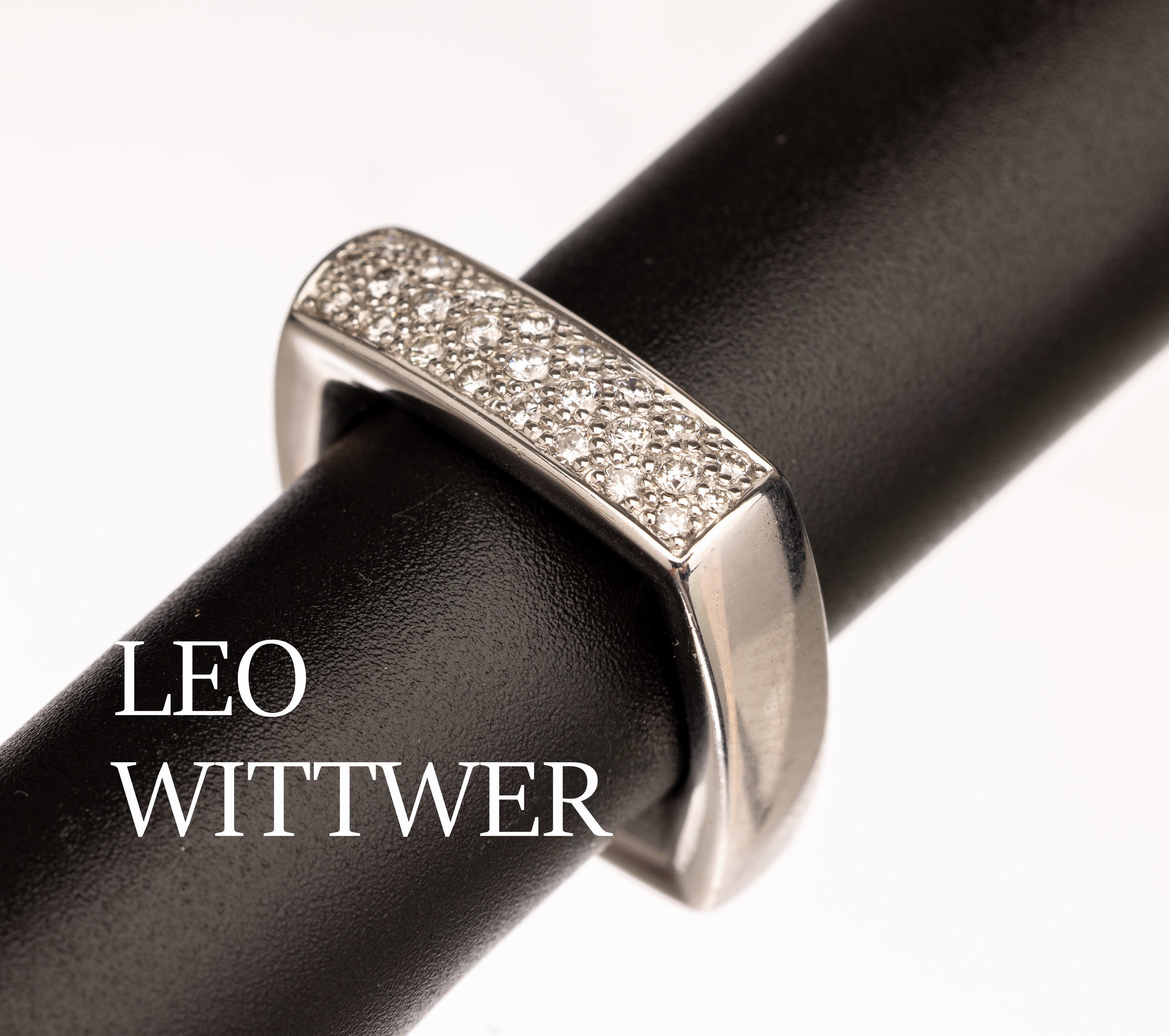 18 kt Gold LEO WITTWER Brillant-Ring, quadratische Form, eine Seite mit Brillanten zus. ca. 0.50 ct Weiß/si, sign., total ca. 21.1 g, RW 55