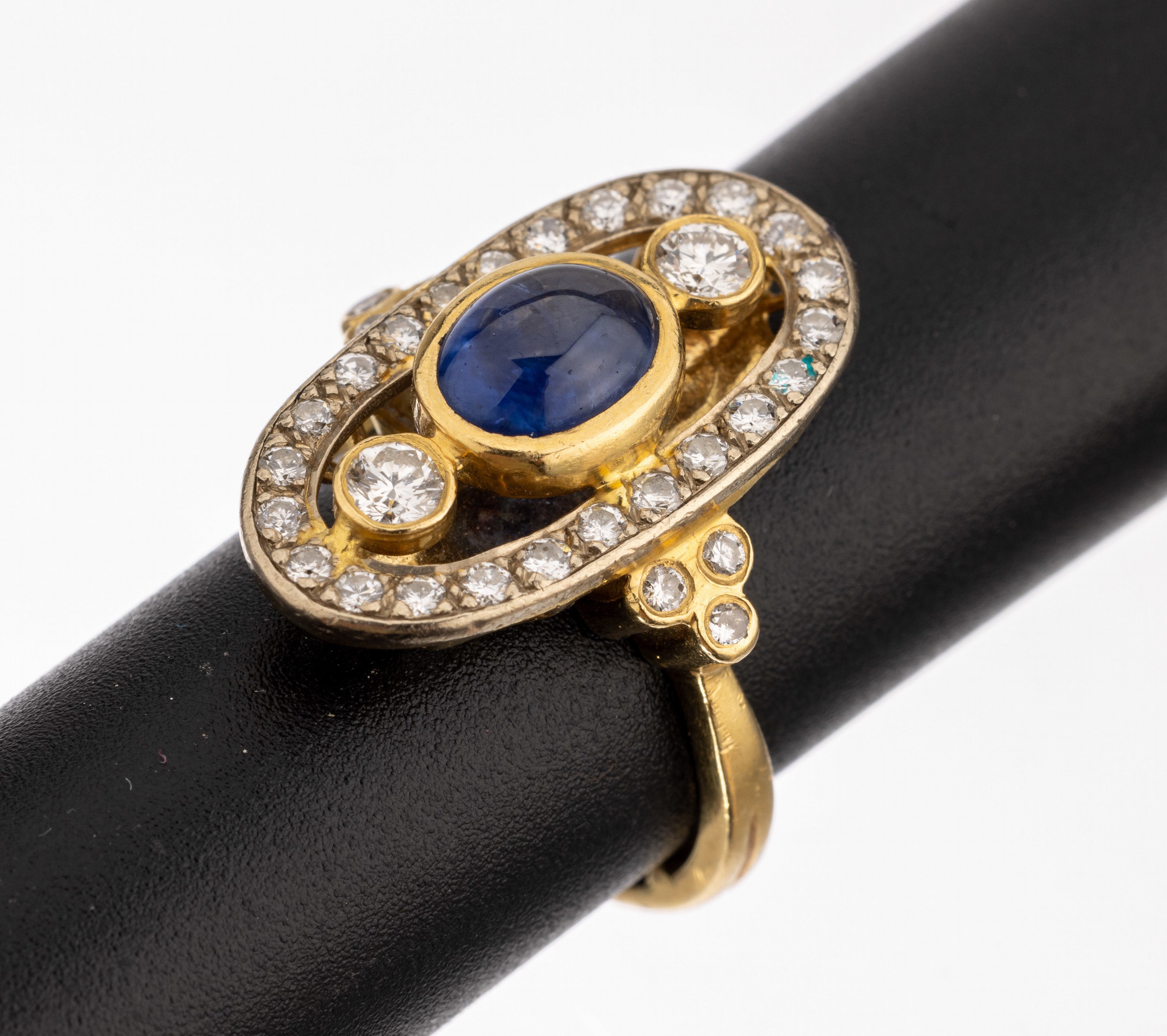 18 kt Gold Saphir-Diamant-Ring, GG 750/000, 1 ovaler Saphircabochon ca. 1.20 ct, Diamanten zus. ca. 0.70 ct Weiß/si, RW 51, Verkleinerungsbeeren, ...