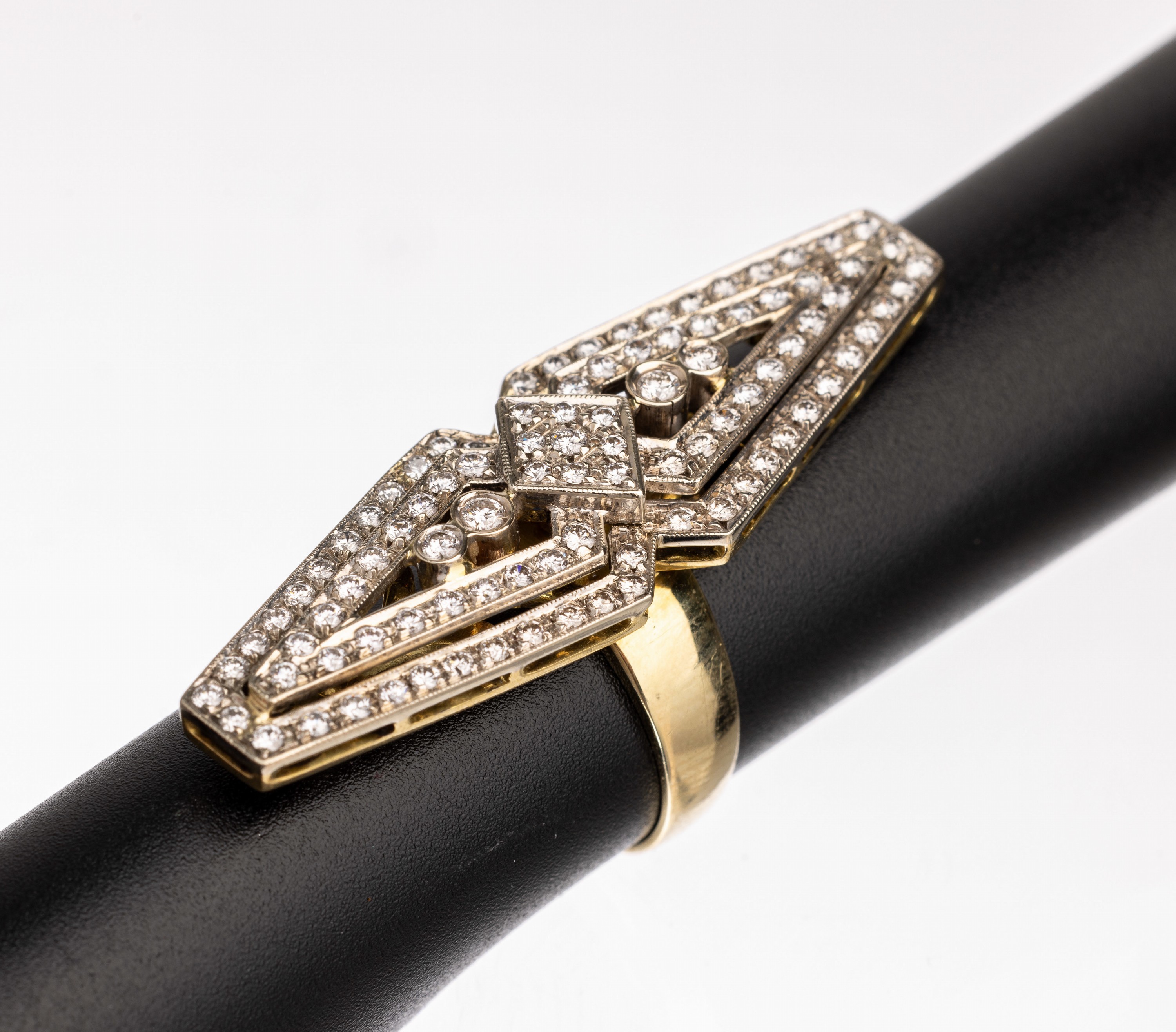 Extravaganter 14 kt Gold Brillant-Ring, GG/WG 585/000, im Art-Deco Stil, Schauseite WG, Millegriffverz., Brillanten zus. ca. 2.10 ctWeiß/si, RW 60, ...