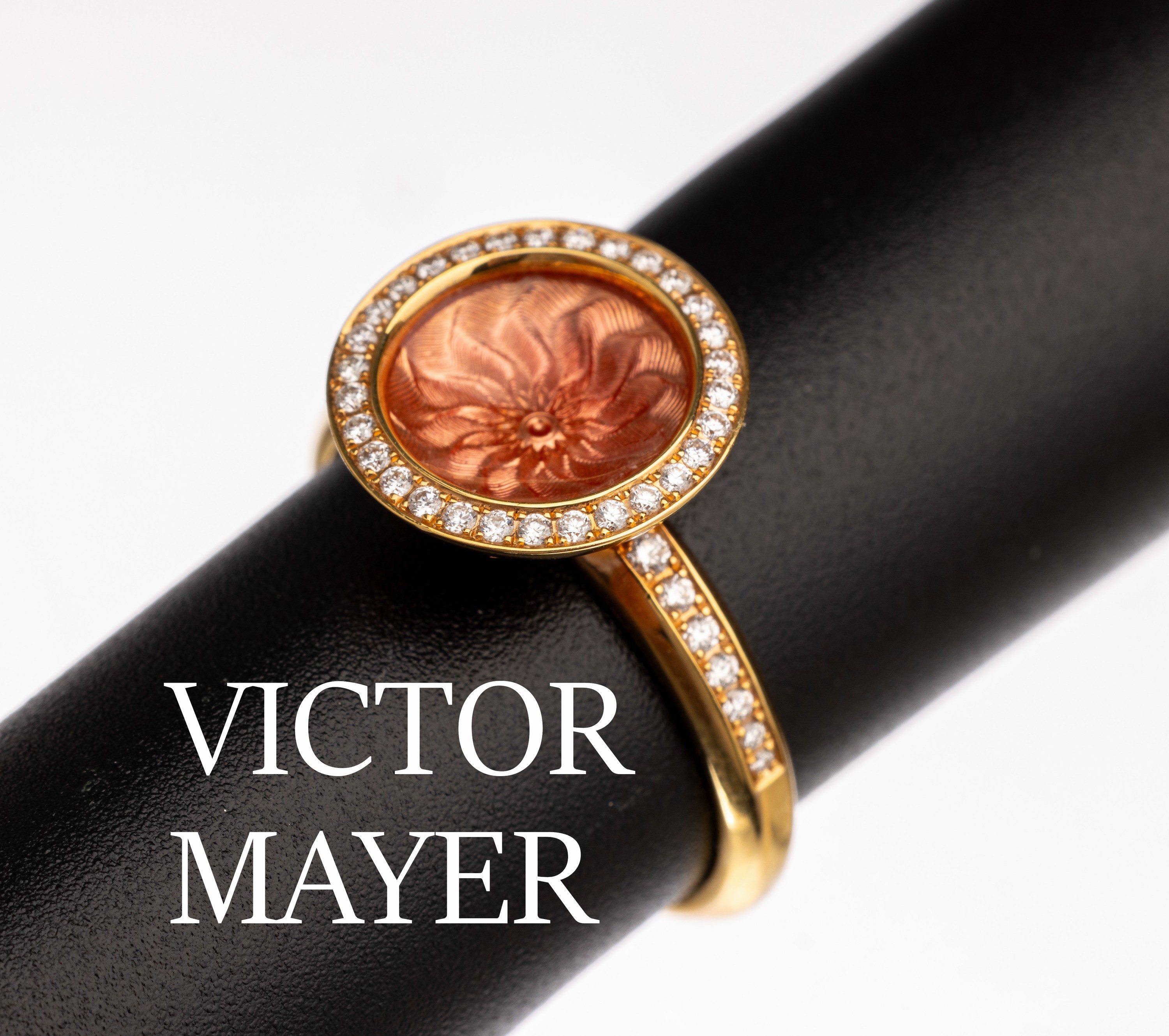 18 kt Gold Email Diamant Ring, VICTOR MAYER, GG 750/000, limit. Edition, 19/500, rose- farb. emaill., mit grav. Blüte, Brillanten zus. ca. 0.30 ct ...