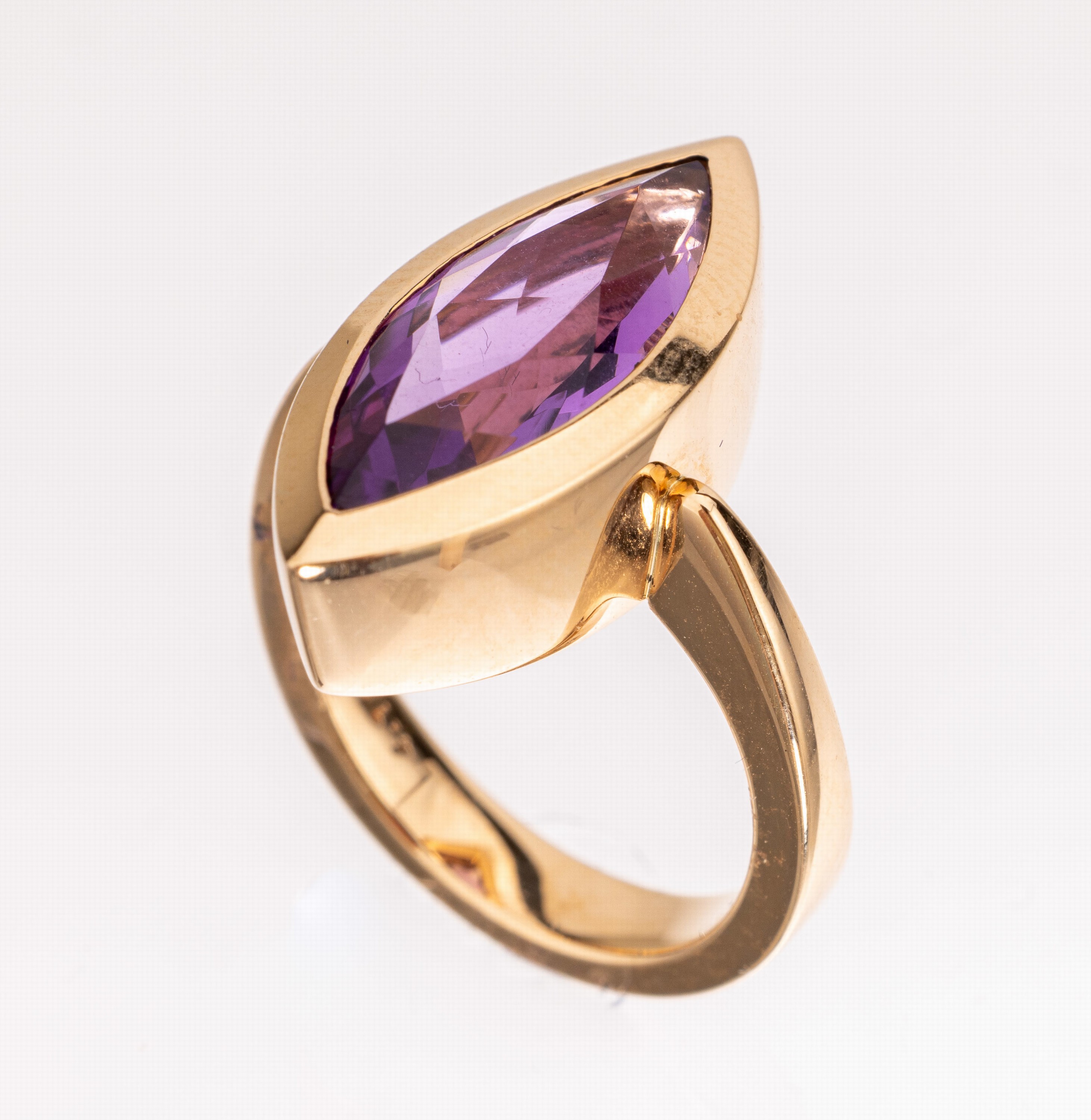 18 kt Gold Odenwald Amethyst-Ring, GG 750/000, facett. Amethystnavette ca. 4.12 ct, RW 53, ca. 14.2 g