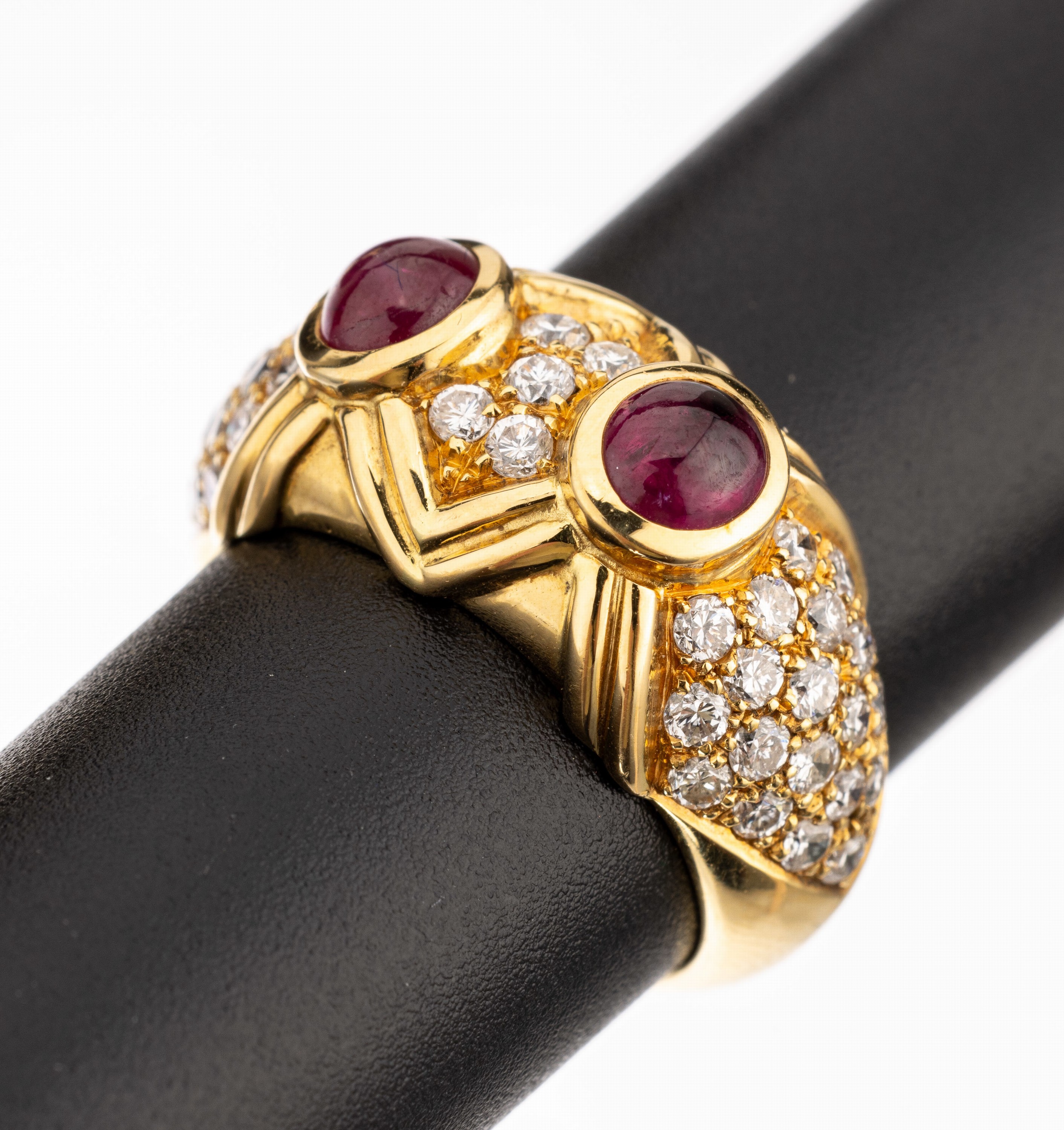 18 kt Gold Rubin-Diamant-Ring, GG 750/000, 2 ovale Rubincabochons zus. ca. 1.25 ct, 45 Brillanten zus. ca. 1.35 ct Weiß/si, RW 54, ca. 8.8 g