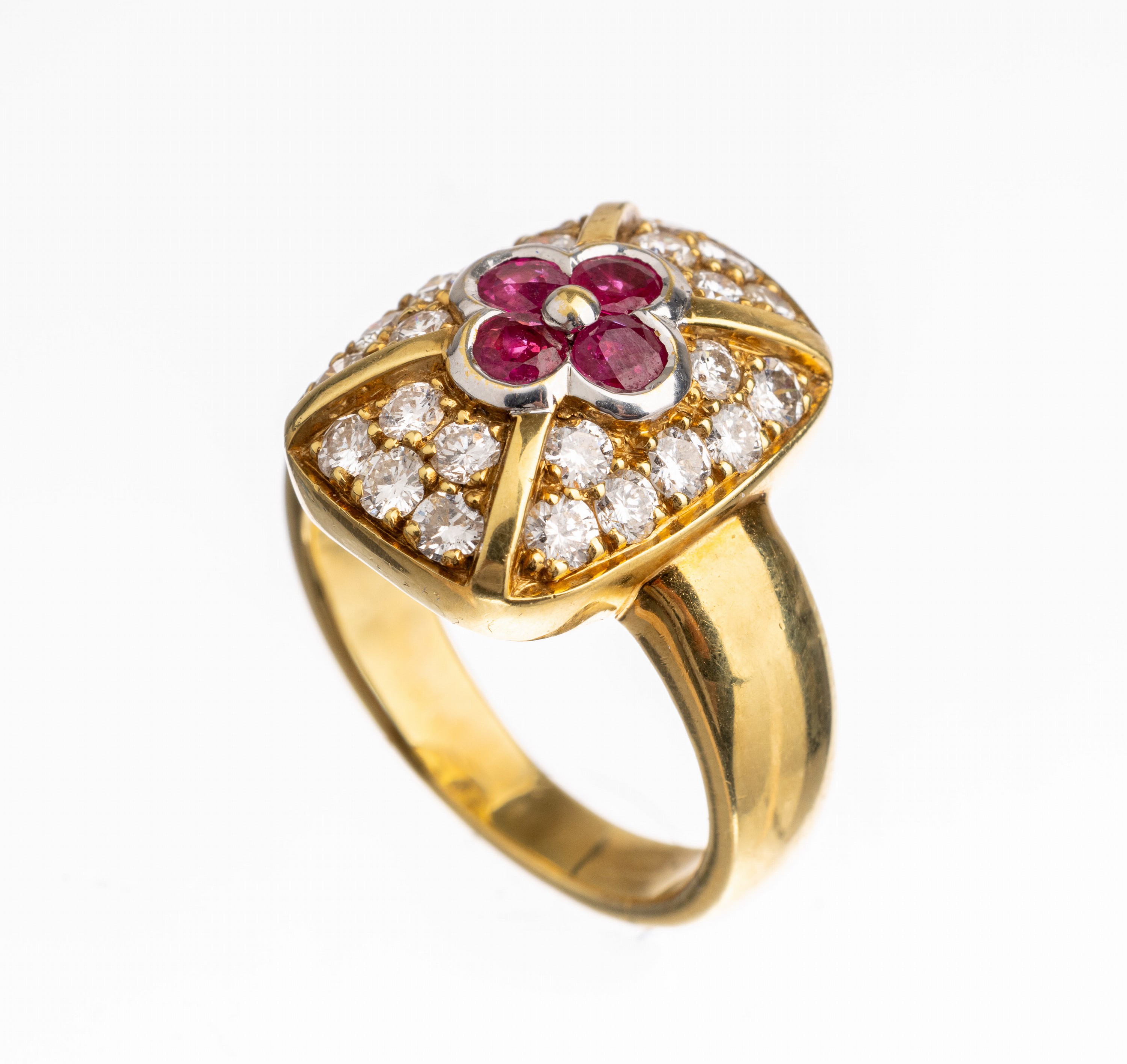18 kt Gold Rubin-Brillant-Ring, GG 750/000, 4 rundfacett. Rubine zus. ca. 0.30 ct, 24 Brillanten zus. ca. 0.80 ct Weiß/si, total ca. 10.7 g, RW 55