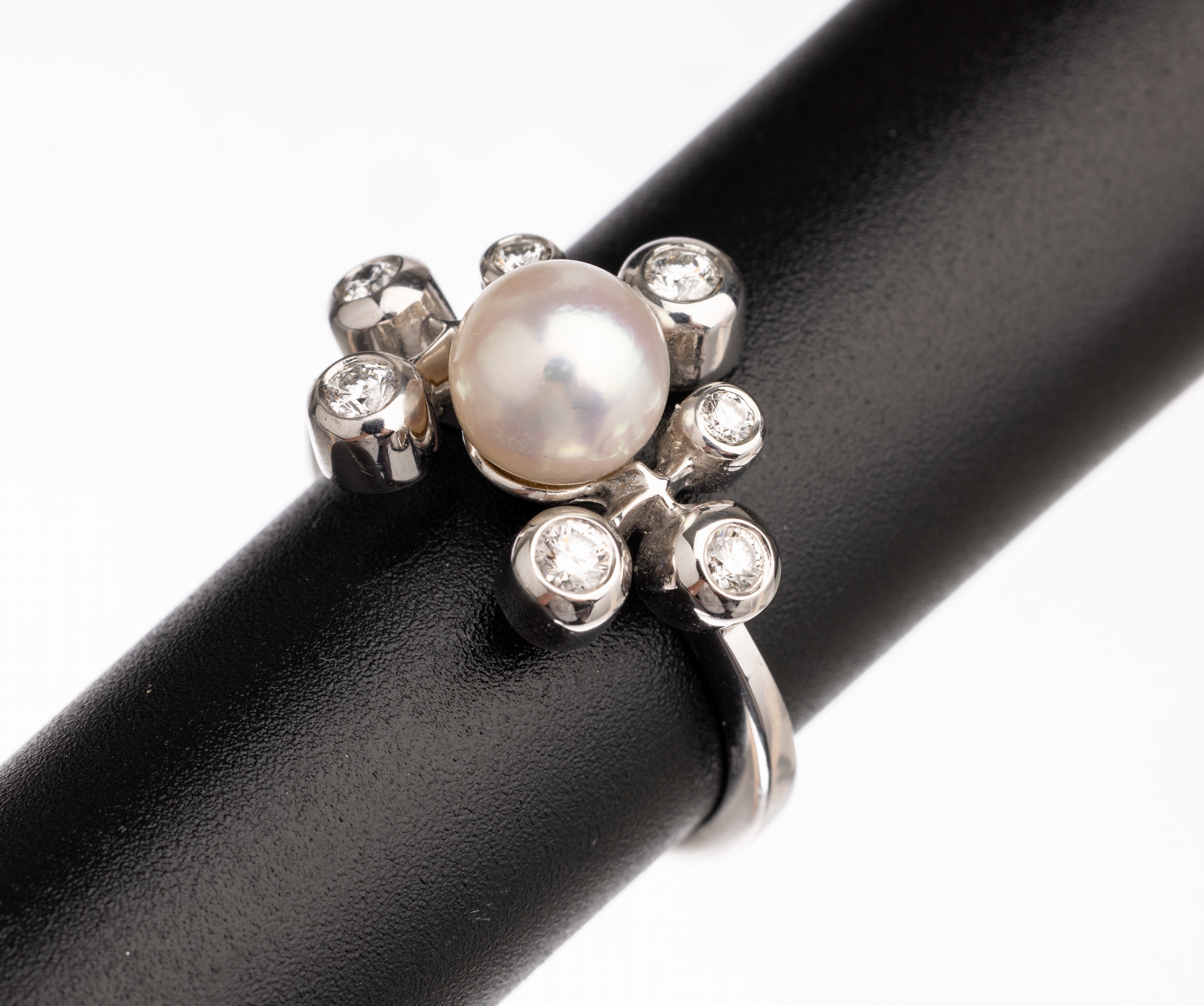18 kt Gold Zuchtperl Diamant Ring, WG 750/000, mittig Süßwasserzuchtperle, D. ca. 7 mm, 8 Diamanten zus. ca. 0.34 ct Weiß/si, RW 56, ca. 7.4 g