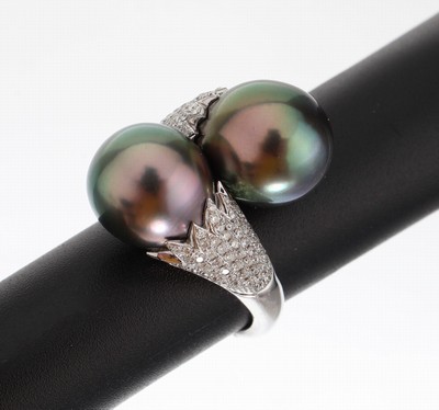 Image 18 kt gold pearl-diamond-ring , WG 750/000, 2 cultured tahitian pearls diam. approx. ...