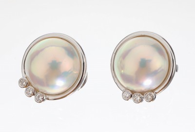 Image Pair of 18 kt gold mabepearl-brilliant- earrings/-clips , WG 750/000, 2 round mabepearls ...