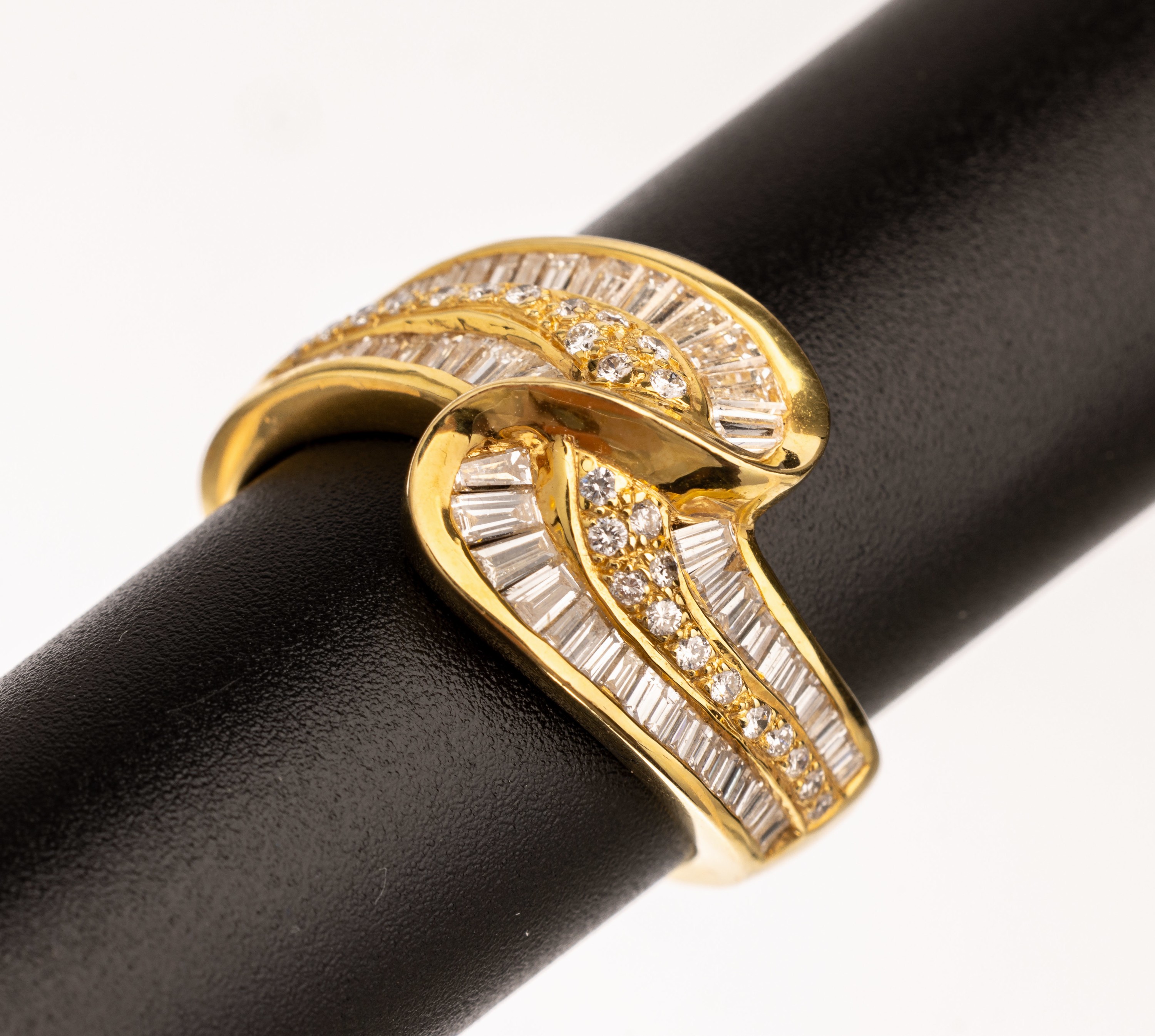18 kt Gold Diamant-Ring, GG 750/000, Diam.-Baguettes und Brillanten zus. ca. 1.20 ct Weiß/si, total ca. 8.3 g, RW 57