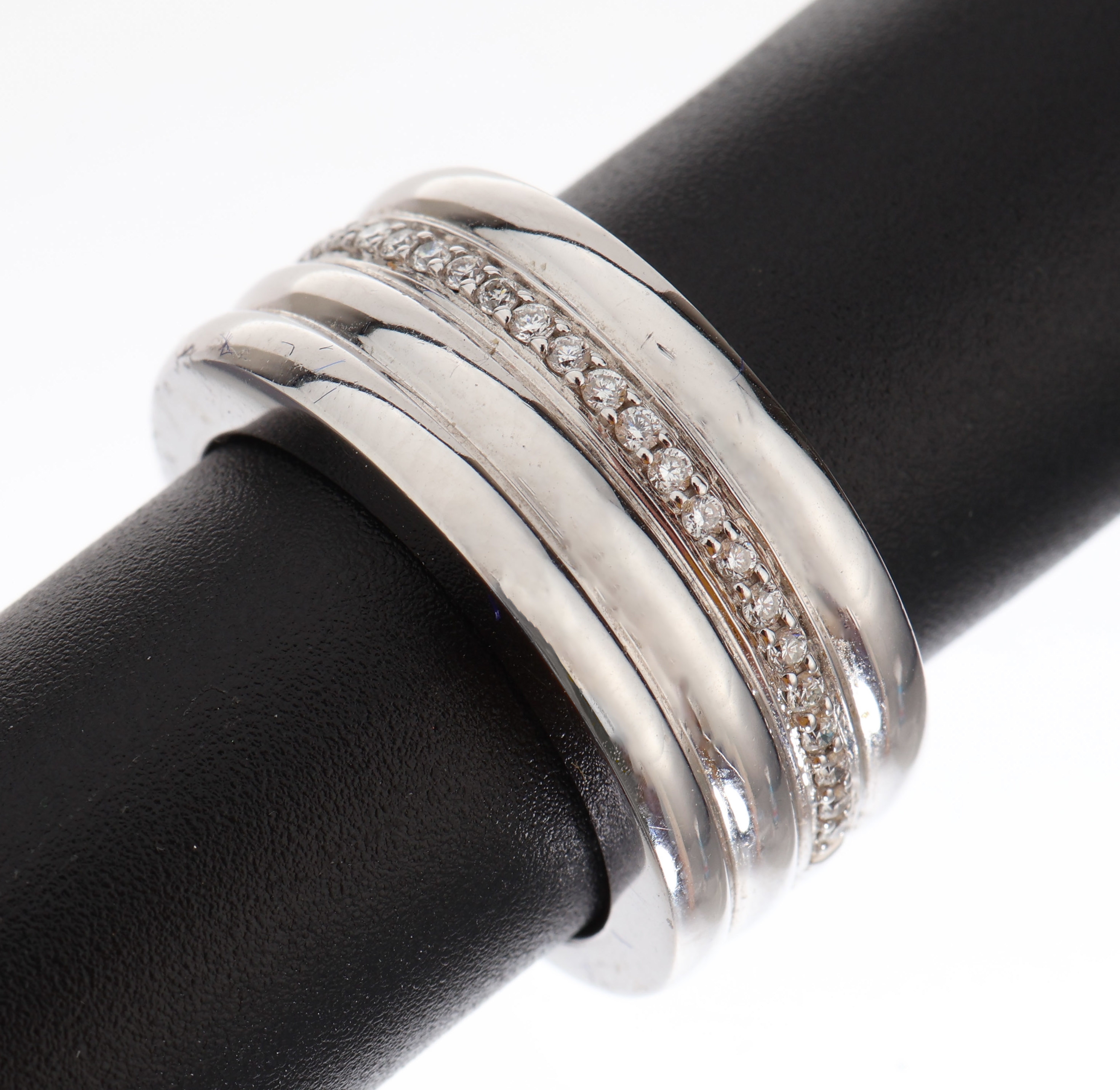 18 kt Gold Brillant-Ring, WG 750/000, Brillanten zus. ca. 0.18 ct Weiss/si, innen Durchbrucharbeit mit Meistermarke GL unged., ca. 16.5 g, RW 54