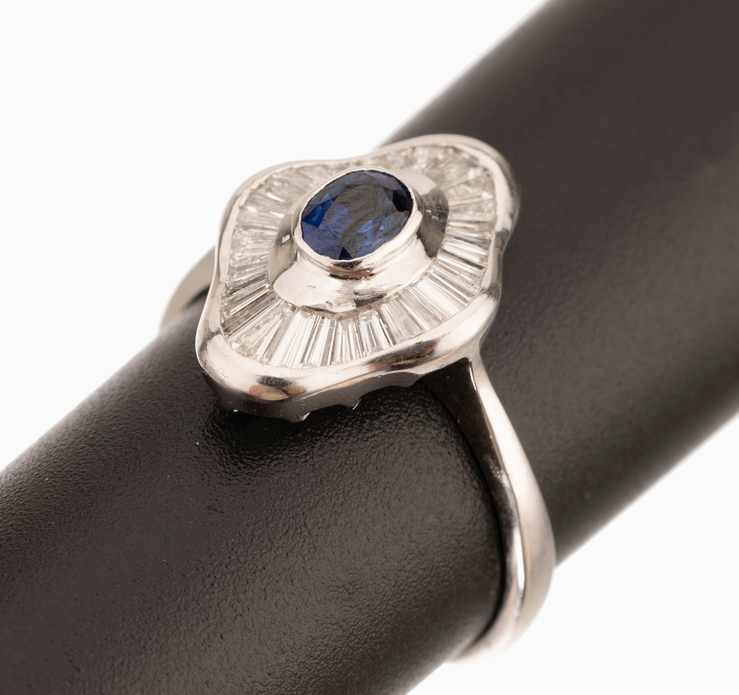 18 kt Gold Saphir-Diamant-Ring, WG 750/000, ovalfacett. Saphir ca. 0.49 ct, Diamantbaguettes zus. ca. 0.48 ct (grav.) Weiß/vs-si, RW 56, ca. 4.7 g, ...