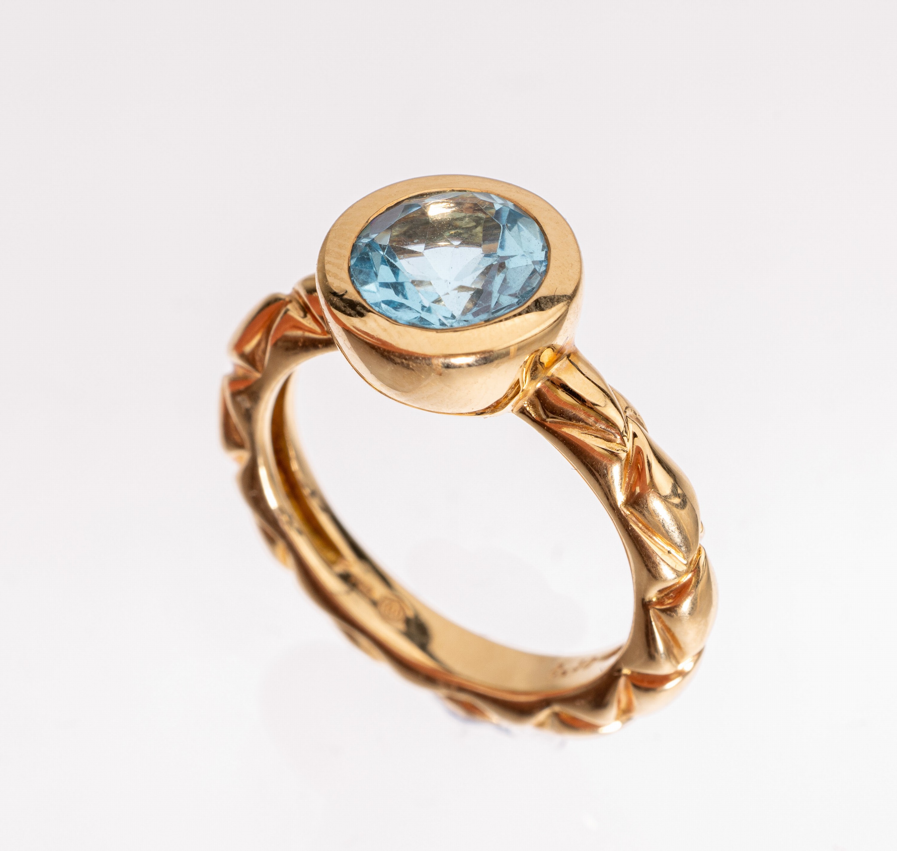 18 kt Gold Topas-Ring, RoseG 750/000, rundfacett. Blautopas ca. 2.30 ct, Schiene in Kordeloptik, RW 55.5, ca. 9.7 g, Meistermarke A. Odenwald