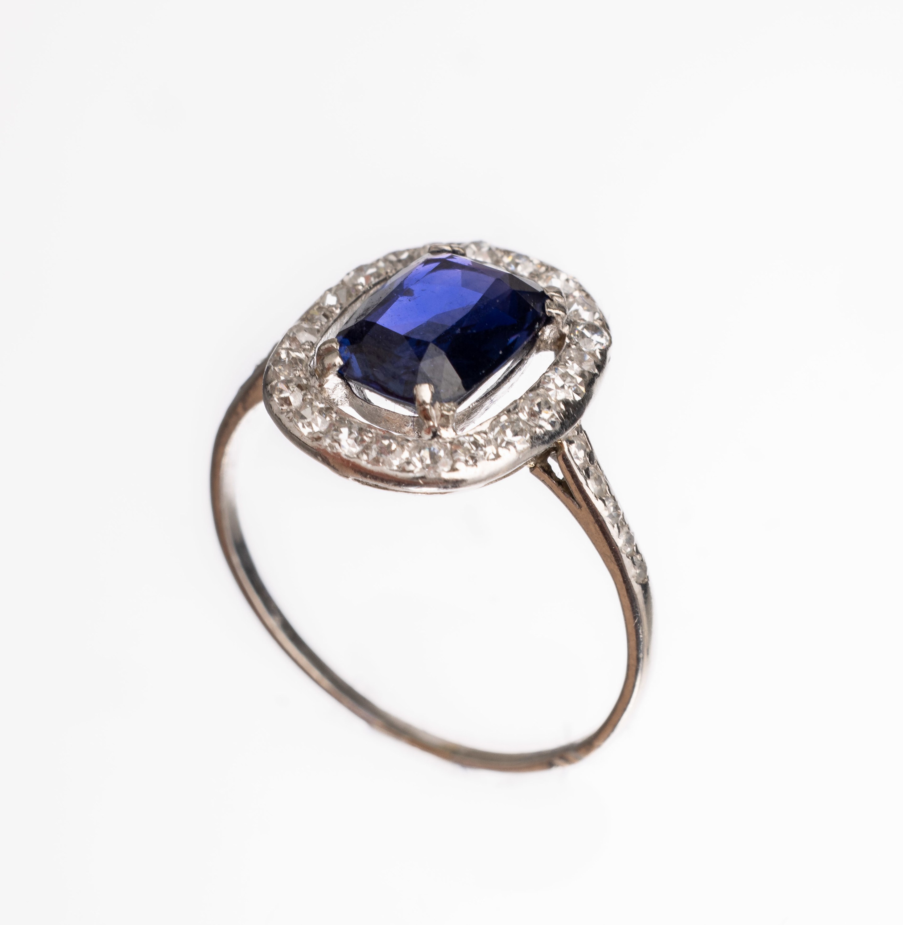 18 kt Gold Saphir Diamant Ring, WG 750/000,mittig facett. Saphir ca. 2.0 ct umgeben von 22 Altschliffdiamanten weiter 10 Diamanten an den ...