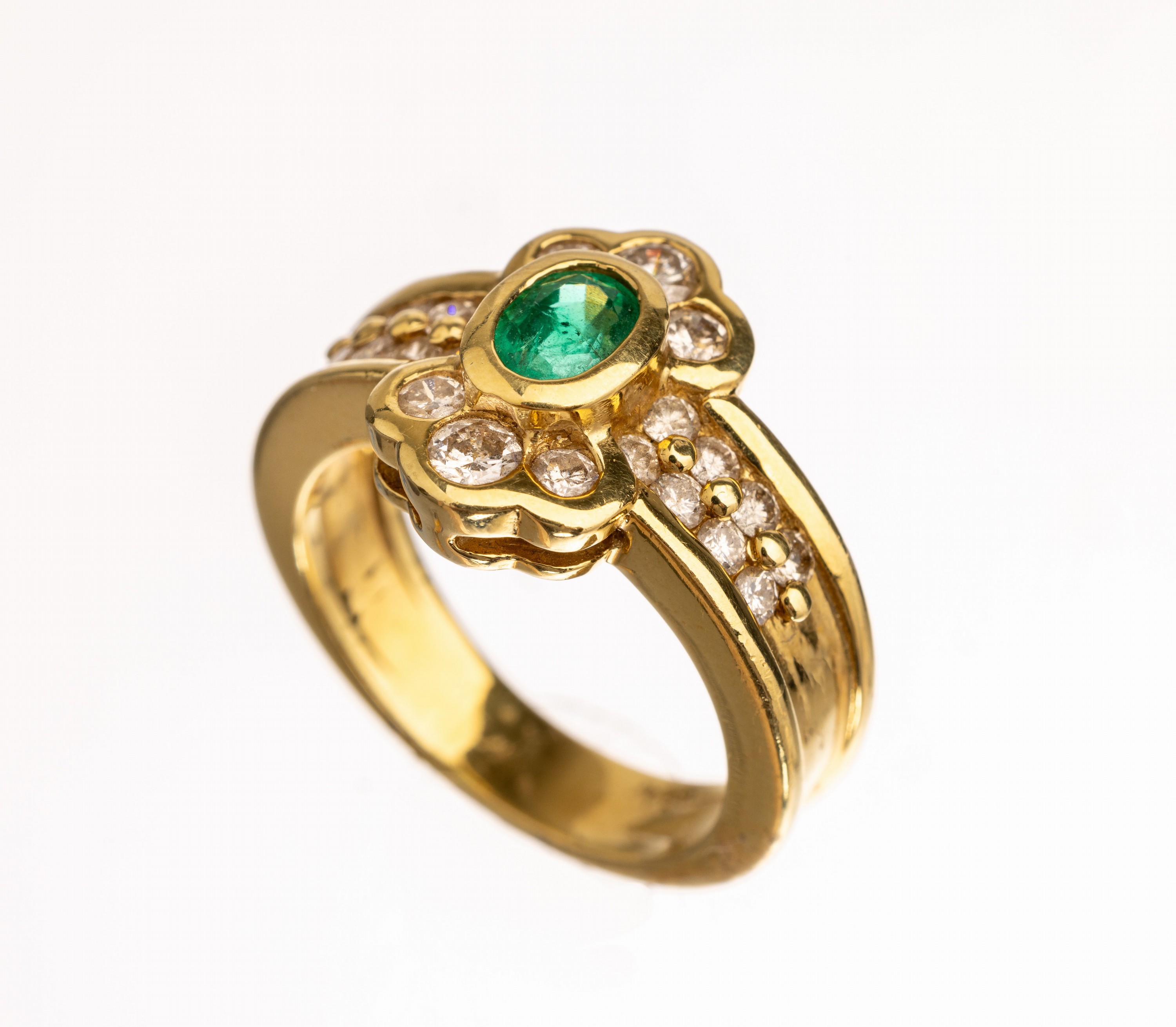 18 kt Gold Smaragd Diamant Ring, GG 750/000, ovalfacett. Smaragd ca. 1.30 ct, 22 Brillanten zus. ca. 0.80 ct Weiß/si, RW 55, ca. 10 g