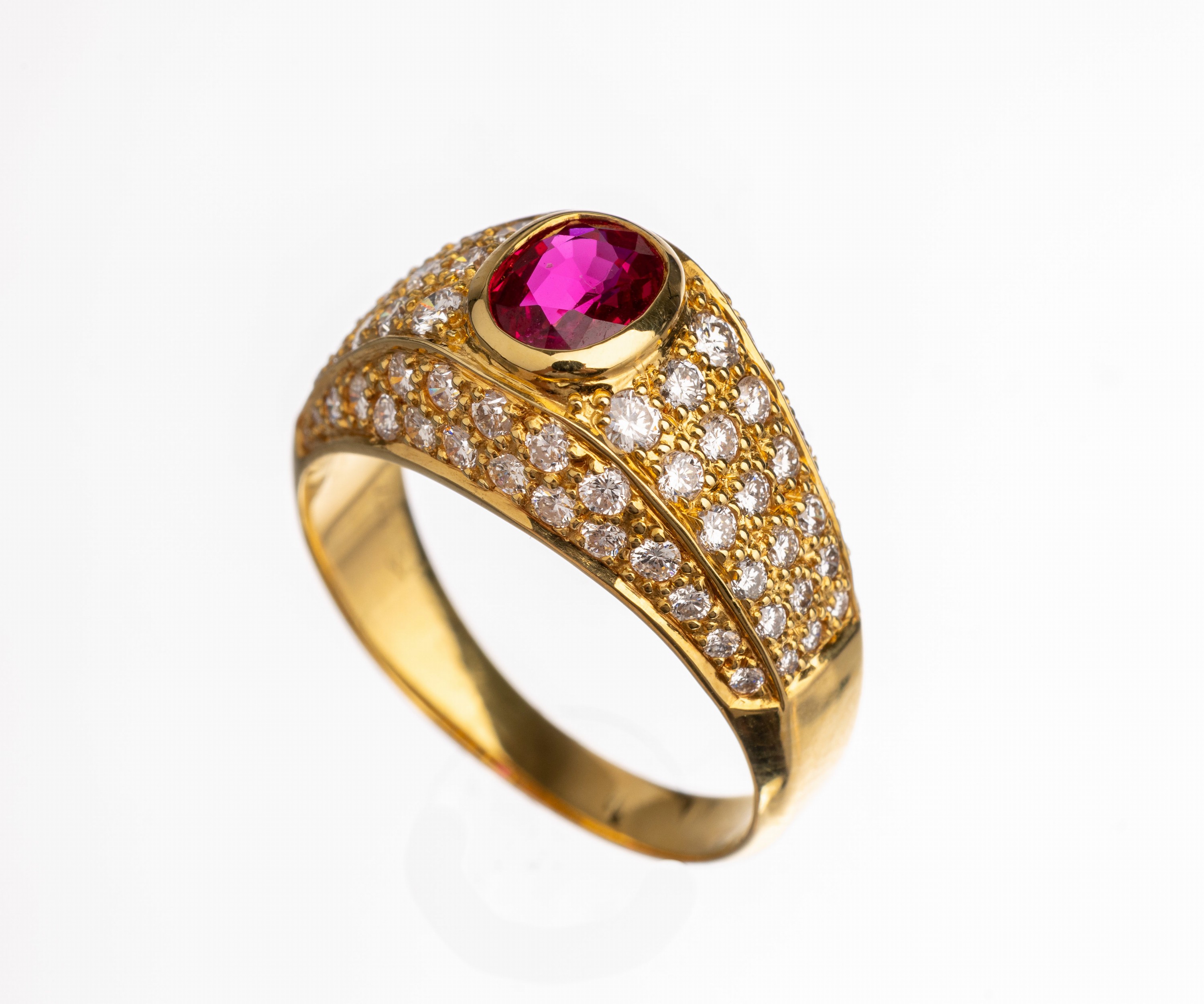 18 kt Gold Rubin-Diamant-Ring, GG 750/000, ovalfacett. Rubin von guter Farbe ca. 1.0 ct, Brillanten zus. ca. 1.20 ct Weiß/si, Caratangaben grav., ...
