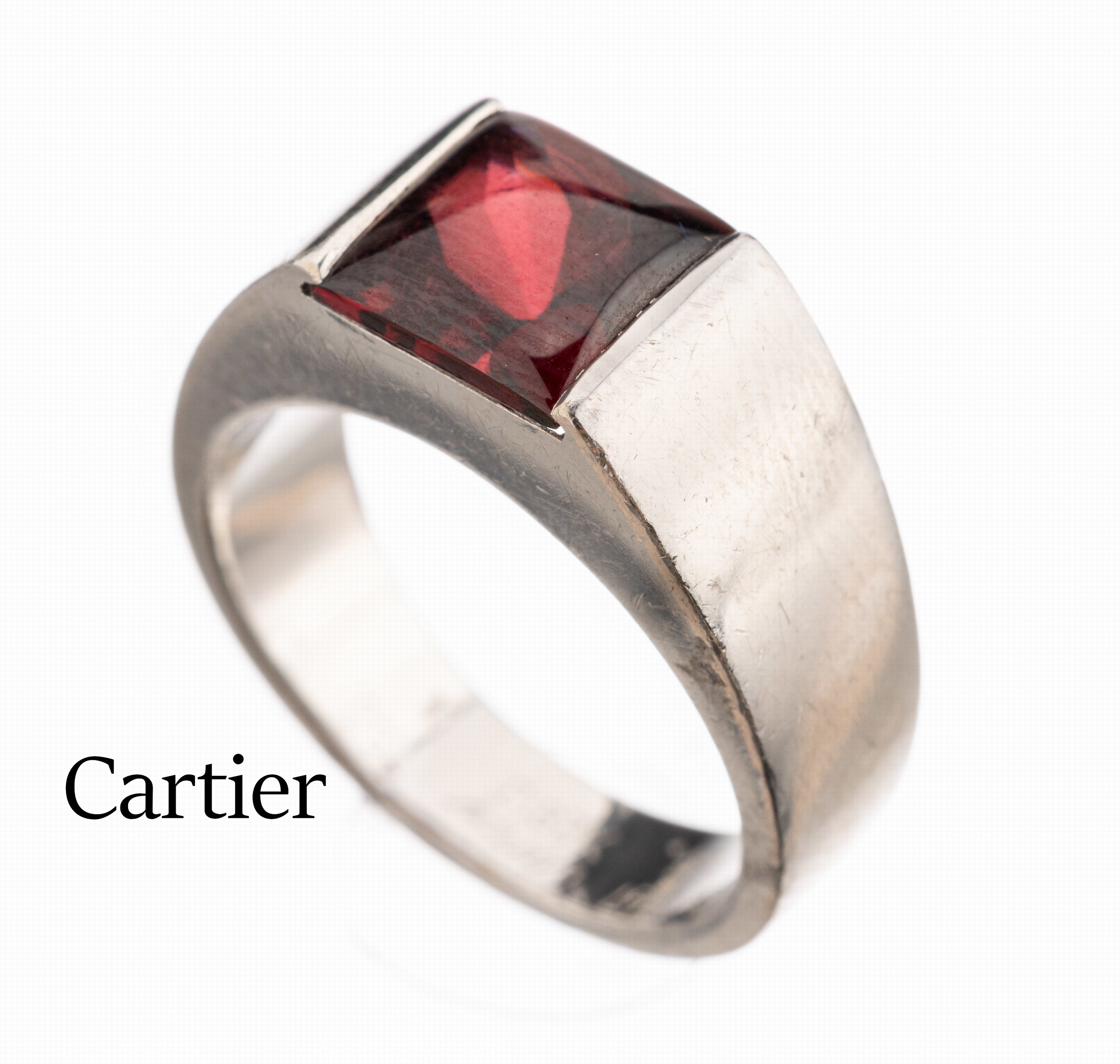 18 kt Gold CARTIER Granat-Ring, 1997, WG 750/000, mittiger Granat im Buff-Top Schliff ca. 2.00 ct, sign. u. num., RW 55, ca. 13.7 g