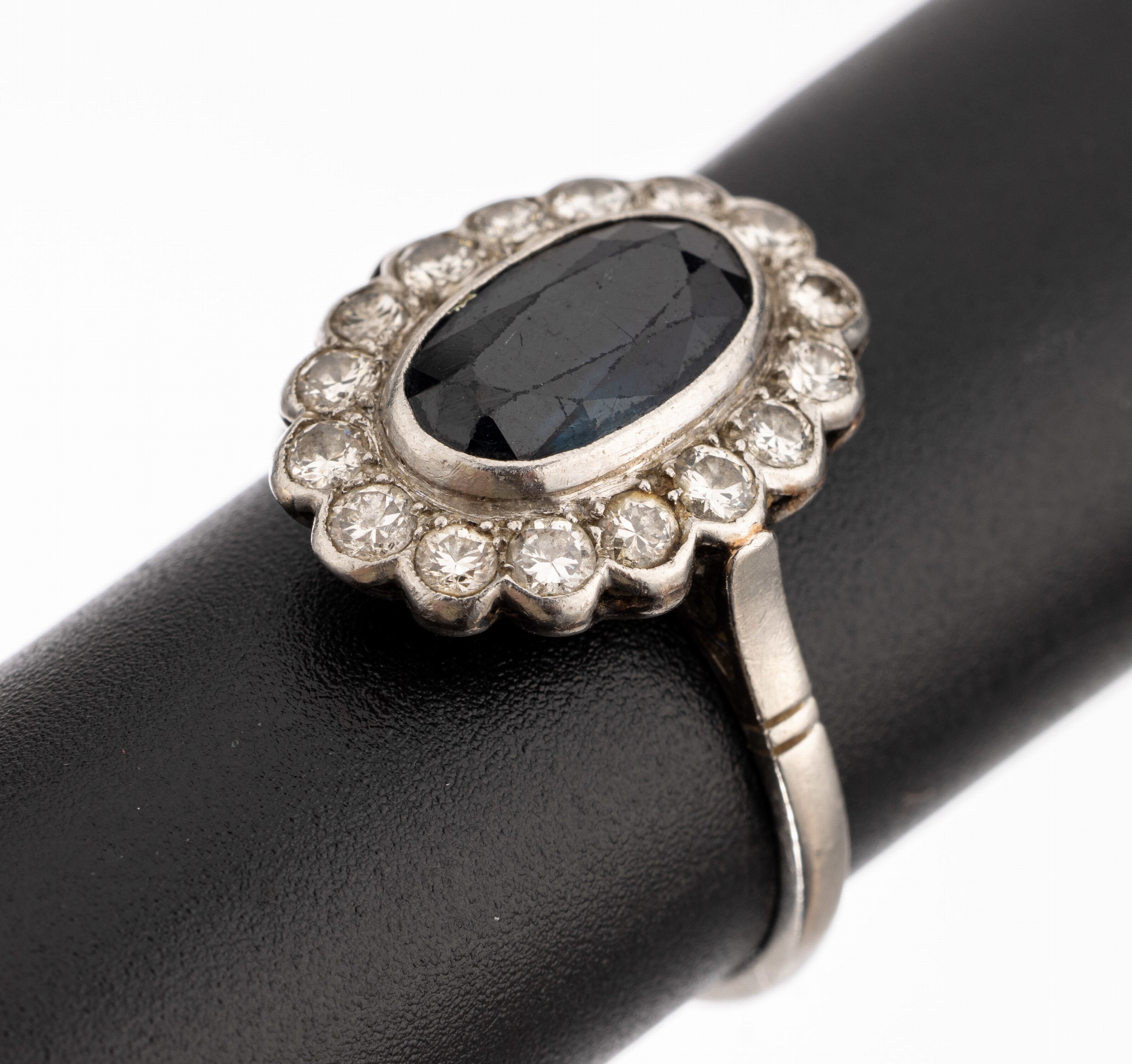 14 kt Gold Saphir-Diamanten-Ring, WG 585/000, ovalfacett. Saphir ca. 2.0 ct, umrahmt von Diamanten zus. ca. 0.80 ct l.get.Weiß- get.Weiß/si-p1, RW ...
