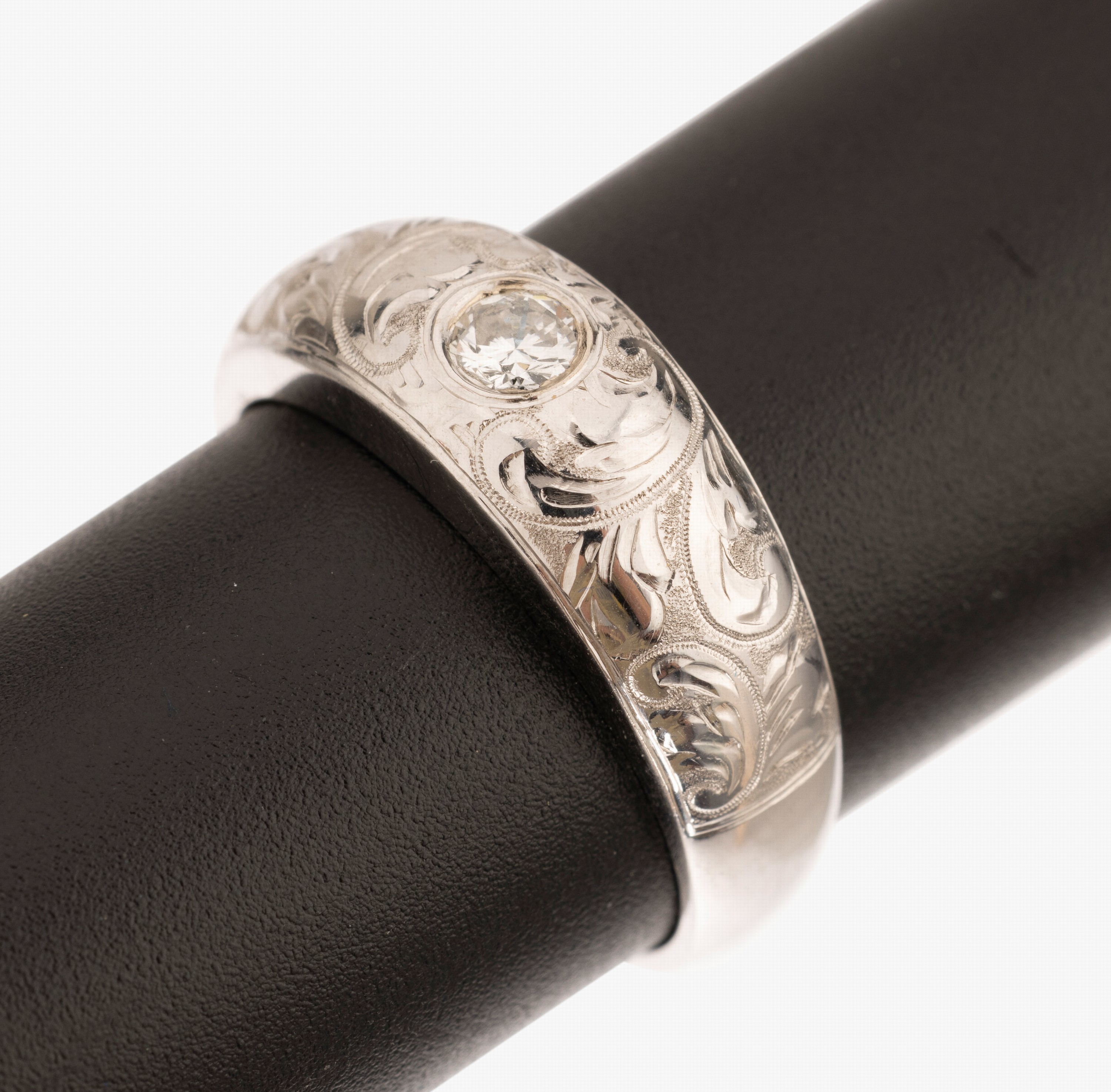 14 kt Gold Brillant-Ring, WG 585/000, 1 Brillant ca. 0.18 ct Weiss/si, z.T. floral grav., RW 61.5, ca. 7.6 g