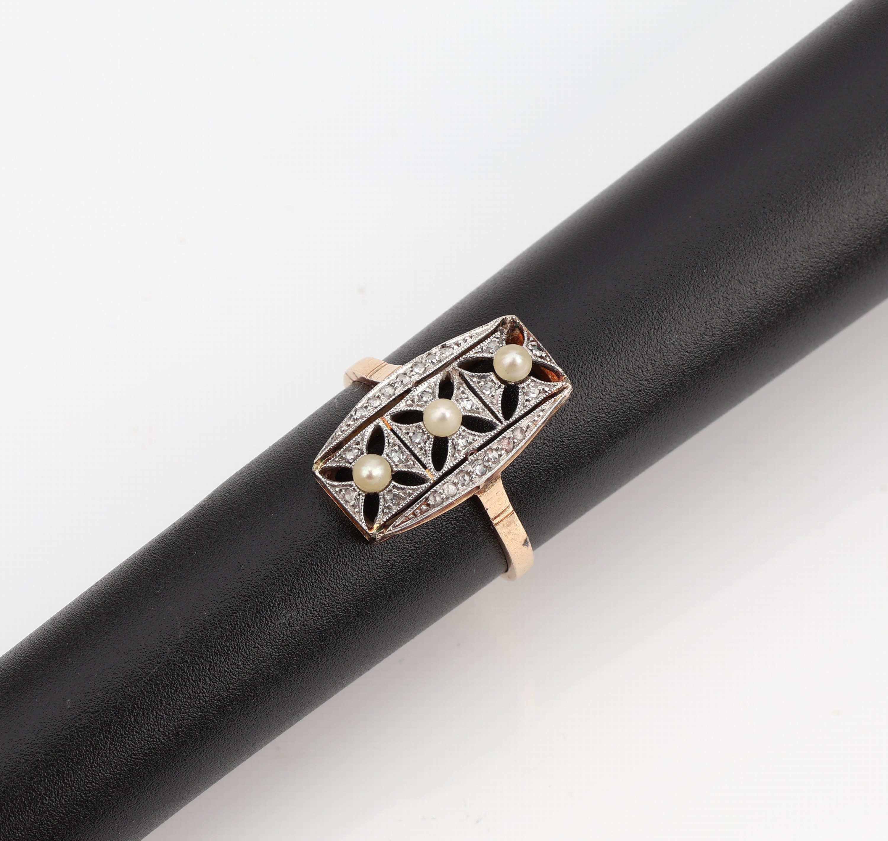 14 kt Gold Diamant-Perl-Ring, 1920er Jahre, GG 585/000 und Silber, 3 kl. Perlchen, Diamantrosen zus. ca. 0.10 ct, RW 57, ca. 3.6 g