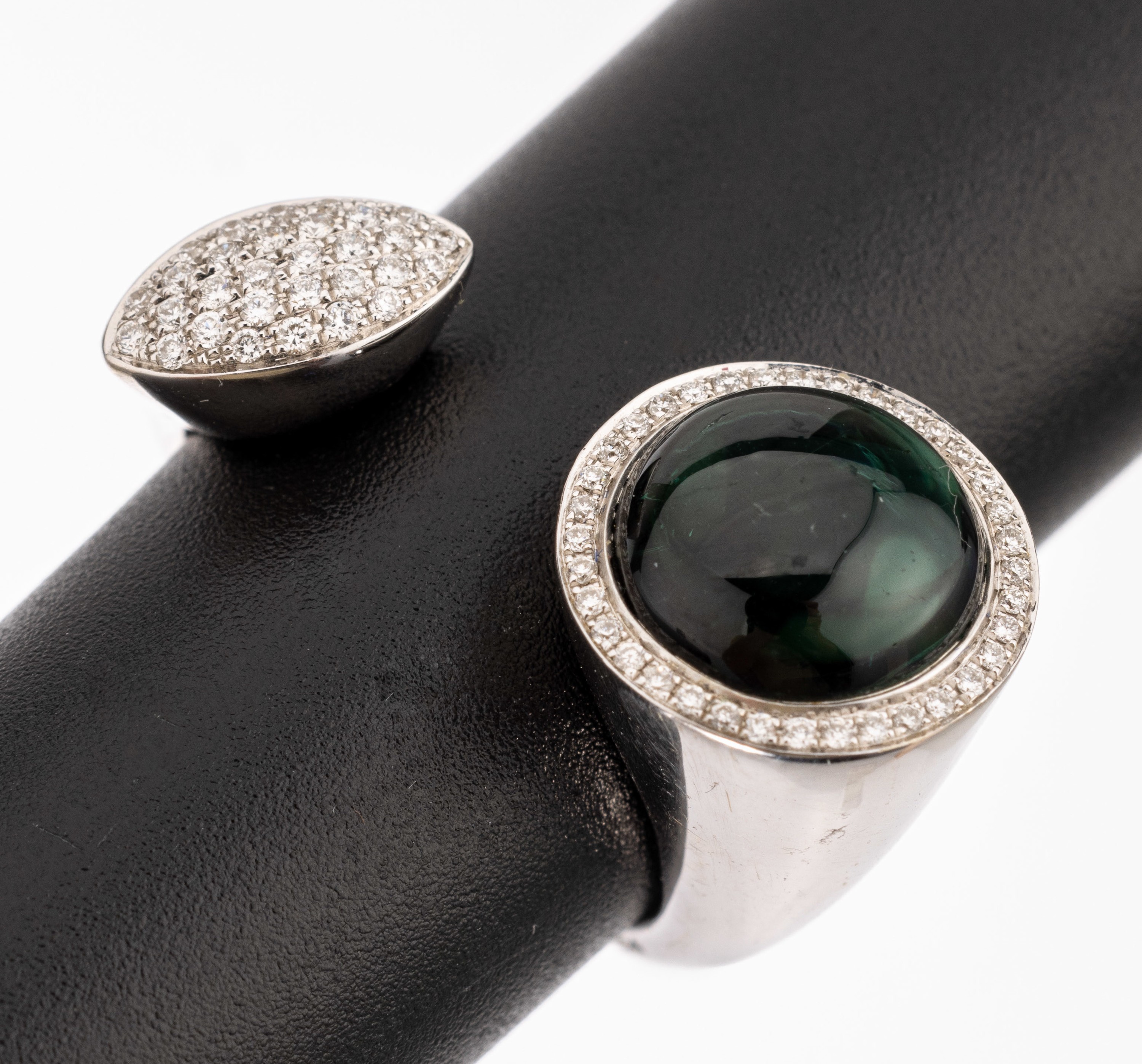 18 kt Gold Turmalin-Diamant Ring, WG 750/ 000, runder Turmalincabochon ca. 3.50 ct, Diamanten zus. ca. 0.23 ct Weiß/si, RW 55, ca.6.8 g