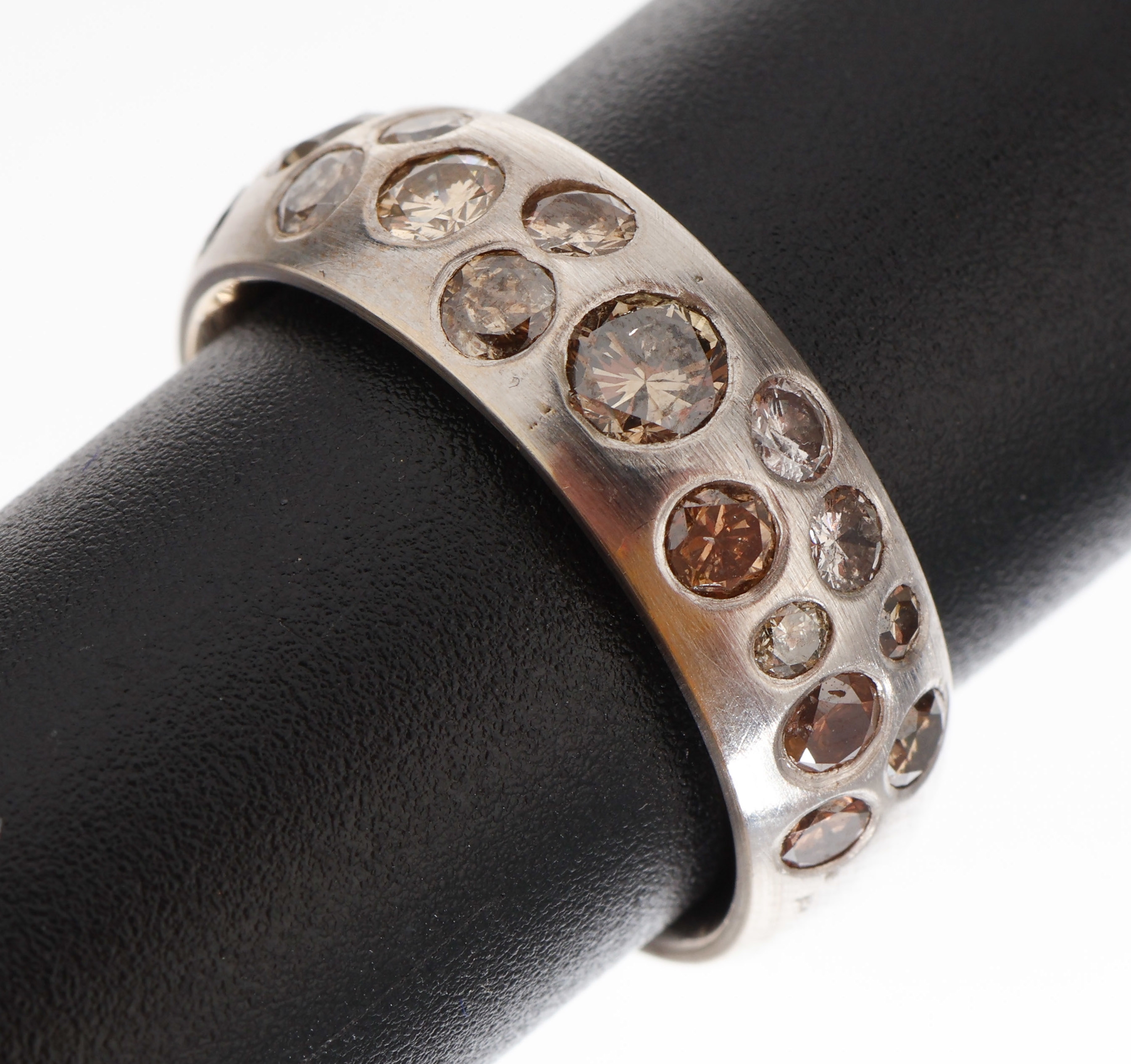 18 kt Gold Brillant-Ring , WG 750/000, 16 versch. große Brillanten zus. ca. 0.70 ct Weiß-Braun/si, ca. 9.9 g, RW 55